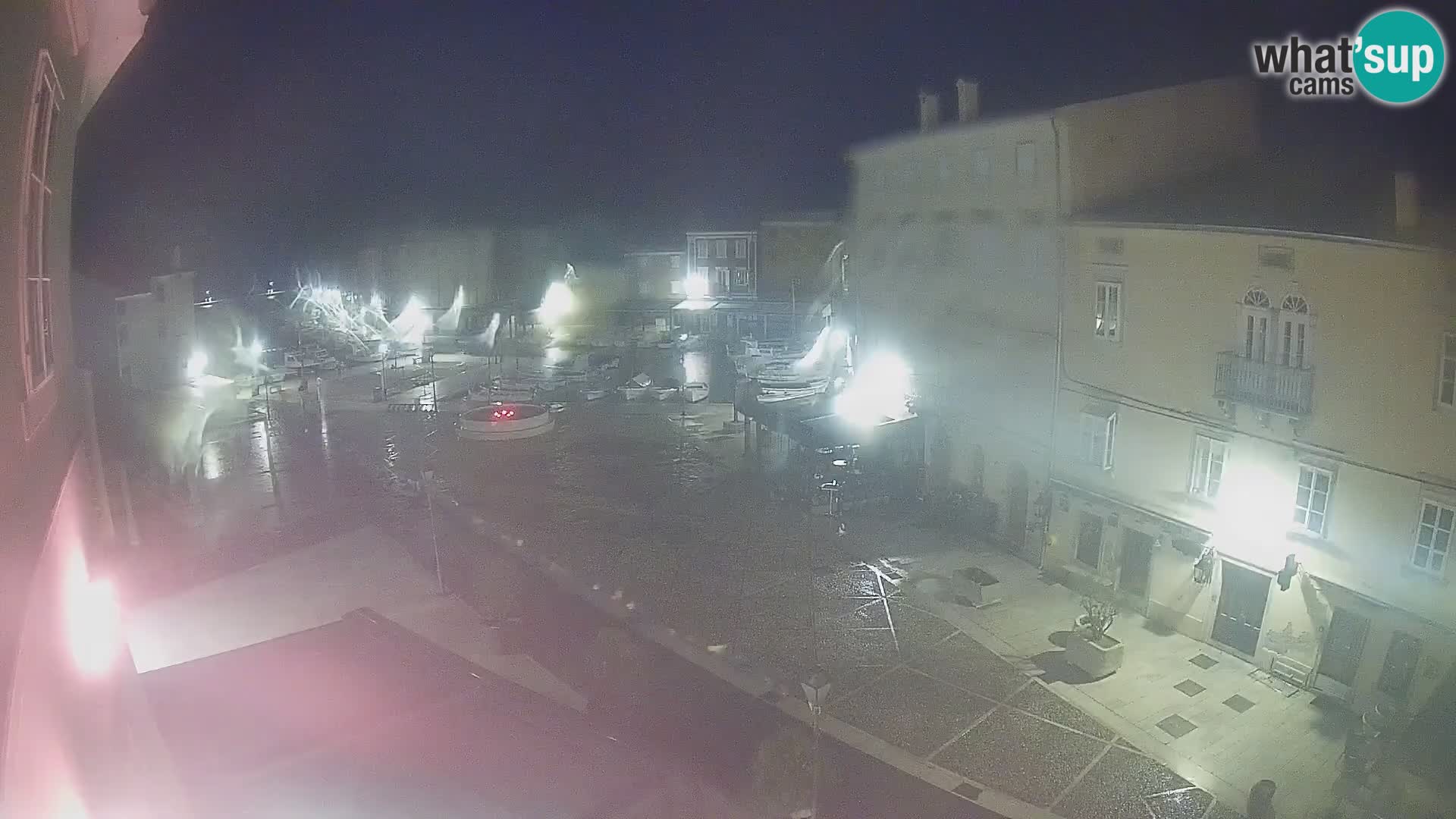 Web kamera Grad Cres – glavni trg i “mandrač” – otok Cres