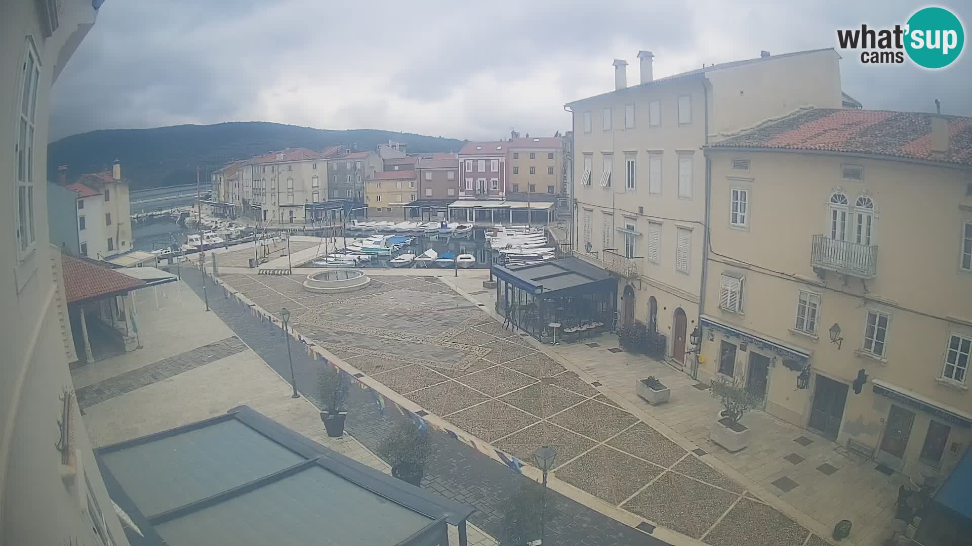 Web kamera Grad Cres – glavni trg i “mandrač” – otok Cres