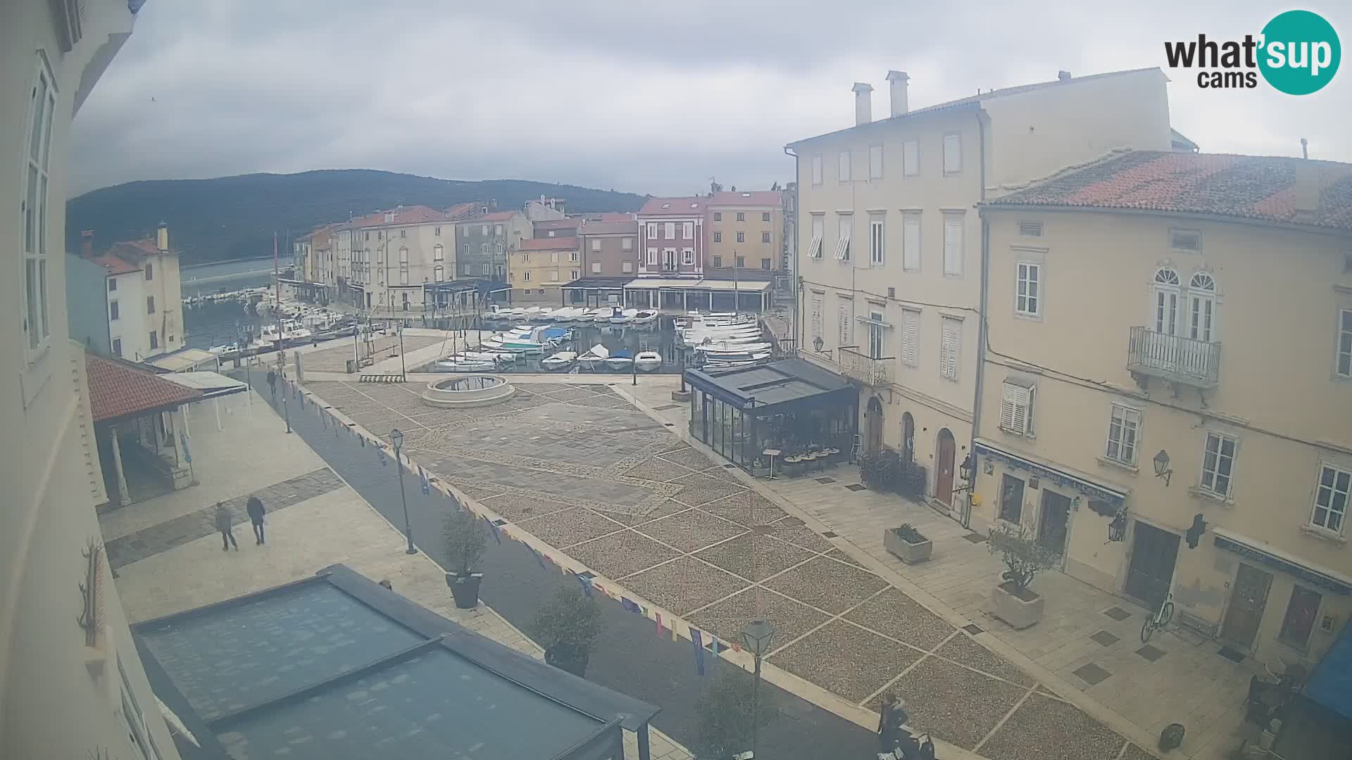 V ŽIVO spletna kamera Cres mesto – glavni trg in “mandrač” – otok Cres – Hrvaška