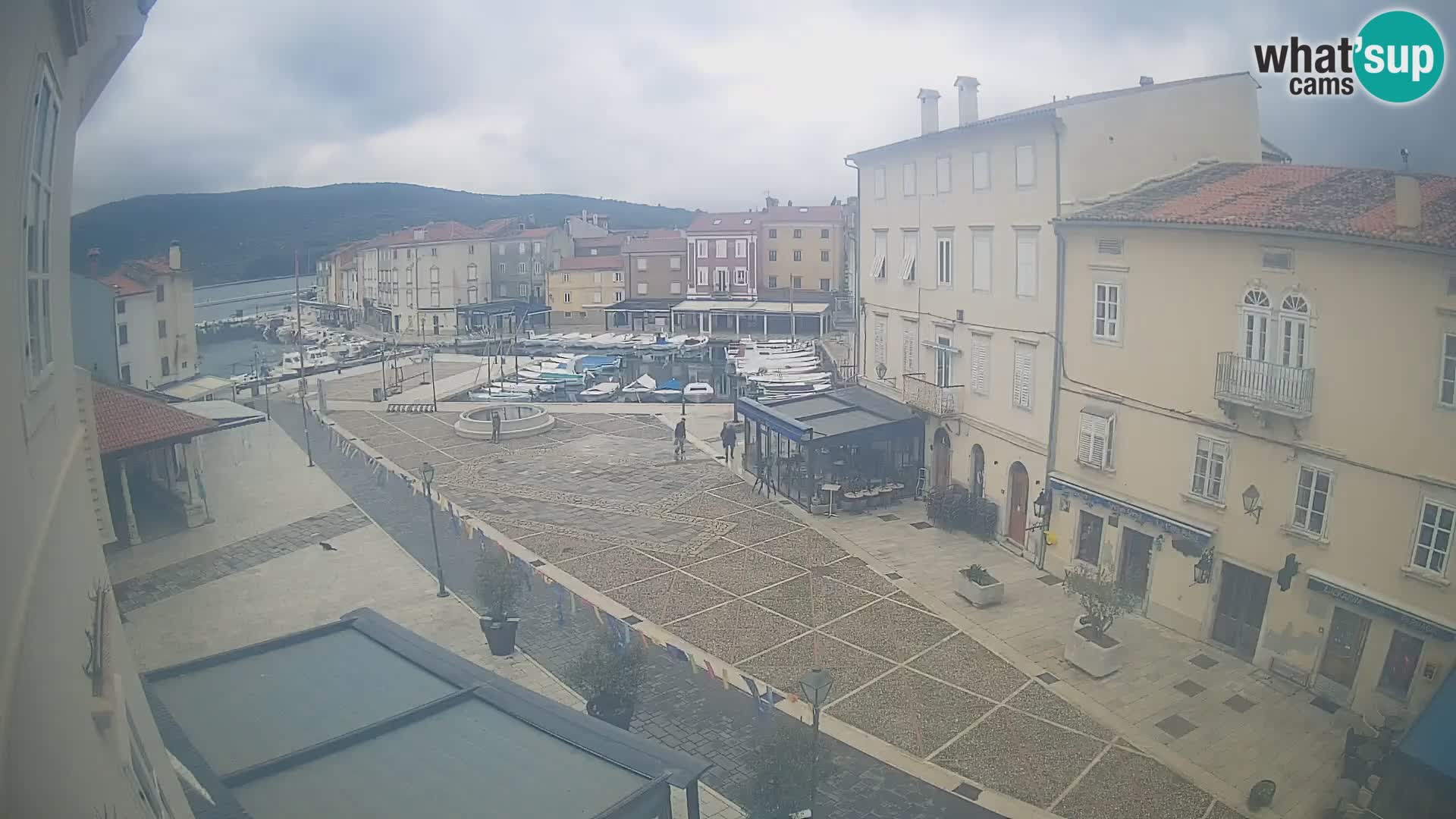 LIVE cam Cres city – place principale et “mandrač” – île de Cres – Croatie