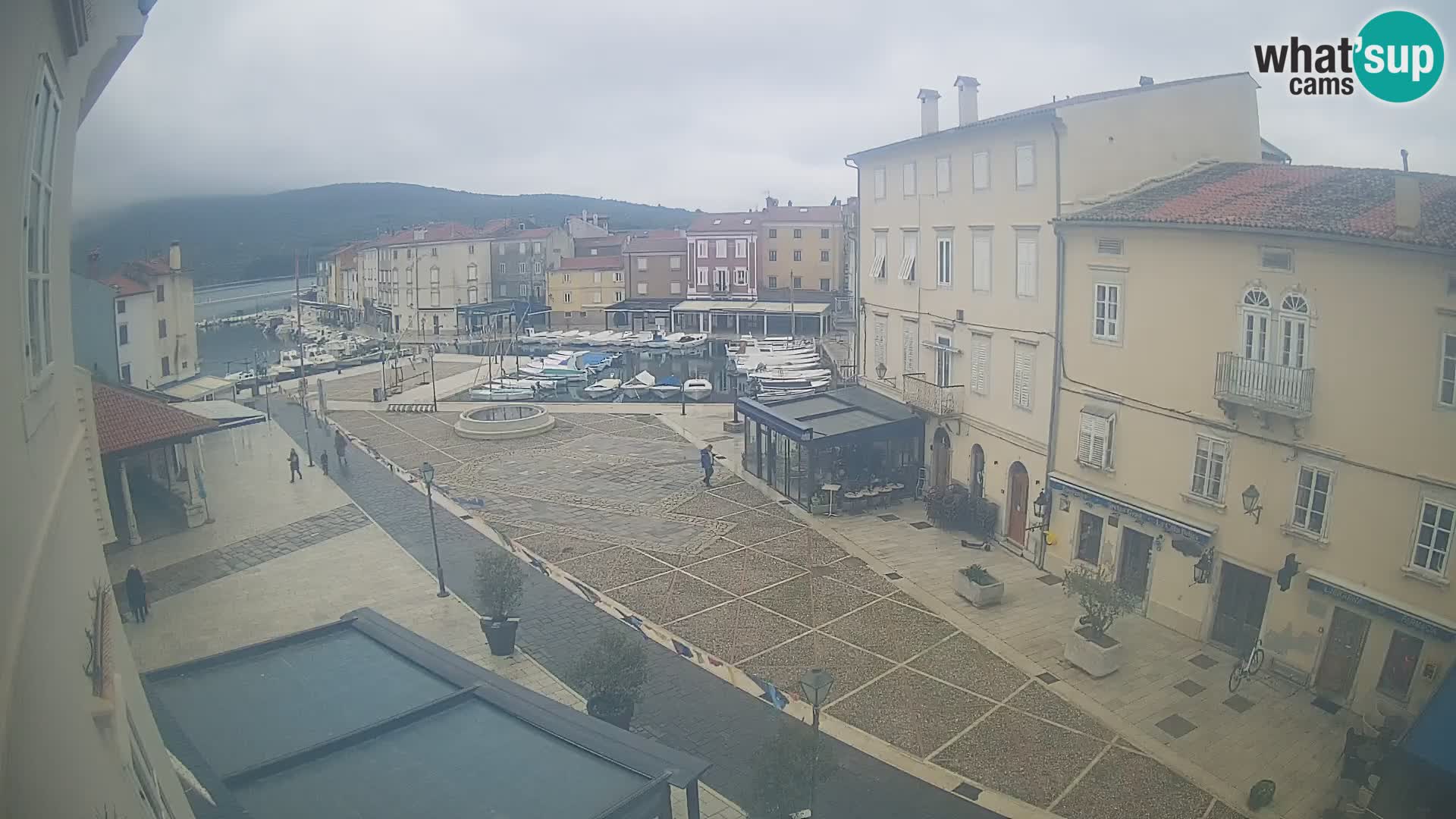 Cámara en vivo ciudad de Cres – plaza principal y “mandrač” – isla de Cres – Croacia