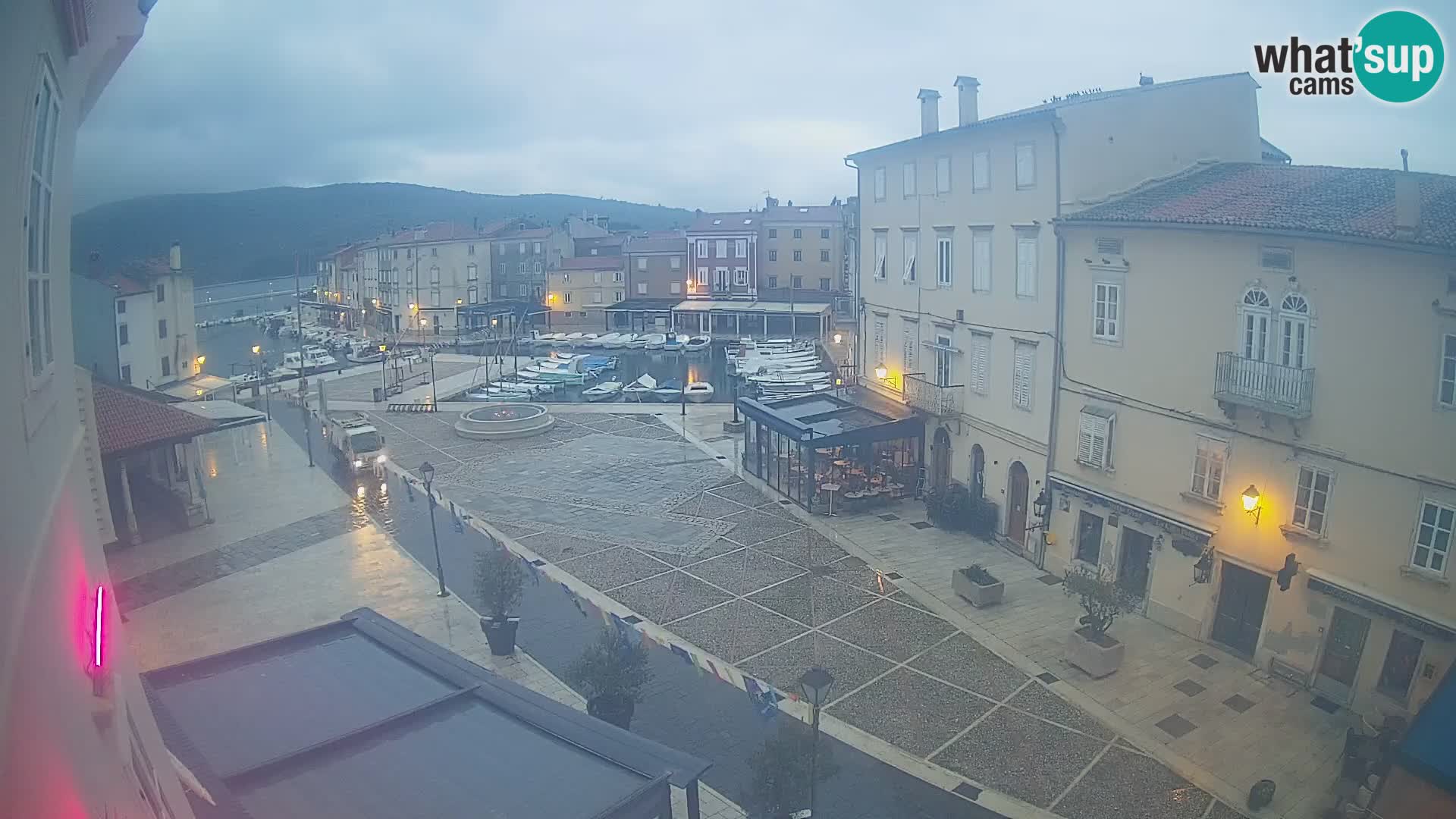 Cámara en vivo ciudad de Cres – plaza principal y “mandrač” – isla de Cres – Croacia