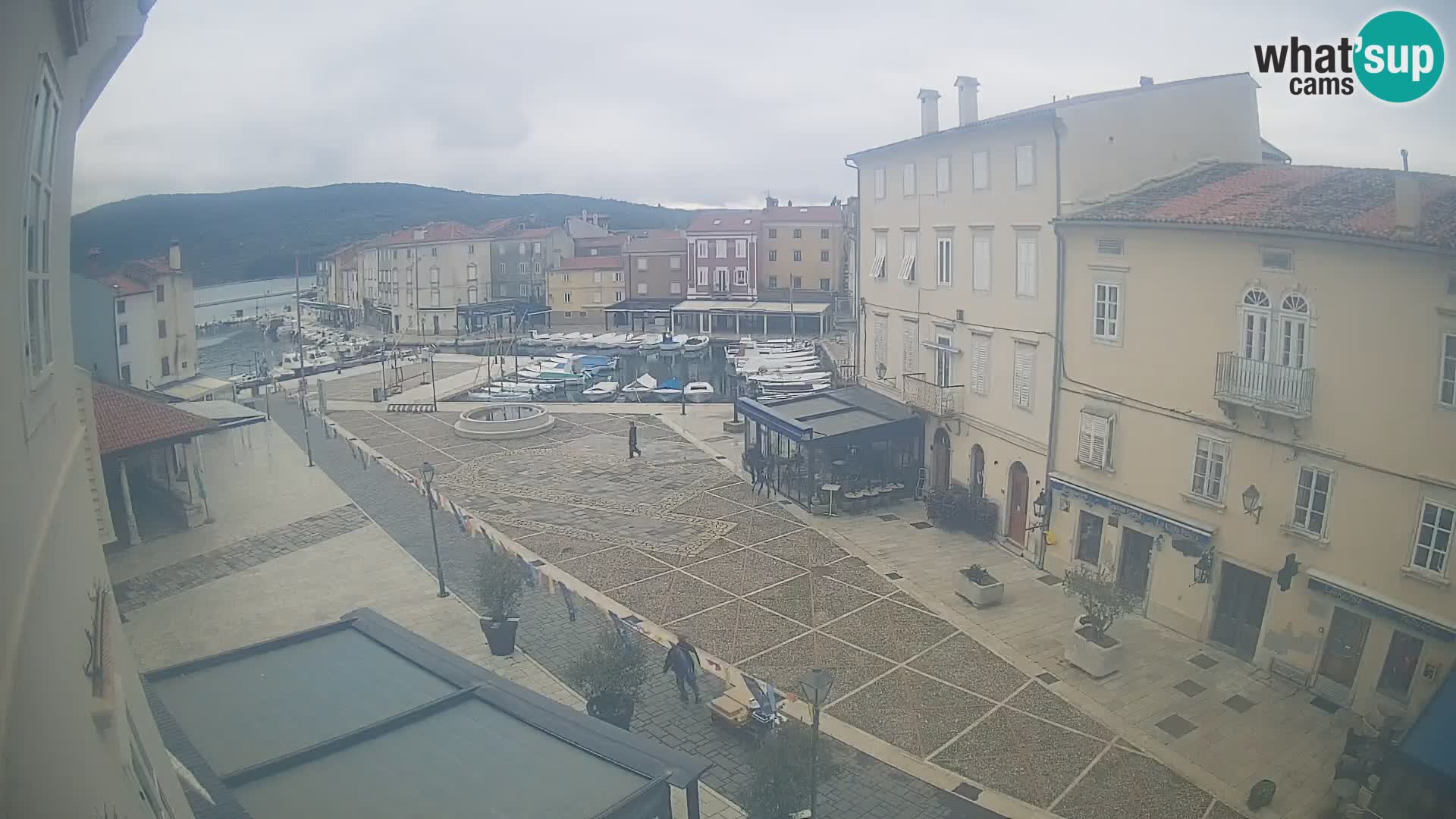 V ŽIVO spletna kamera Cres mesto – glavni trg in “mandrač” – otok Cres – Hrvaška