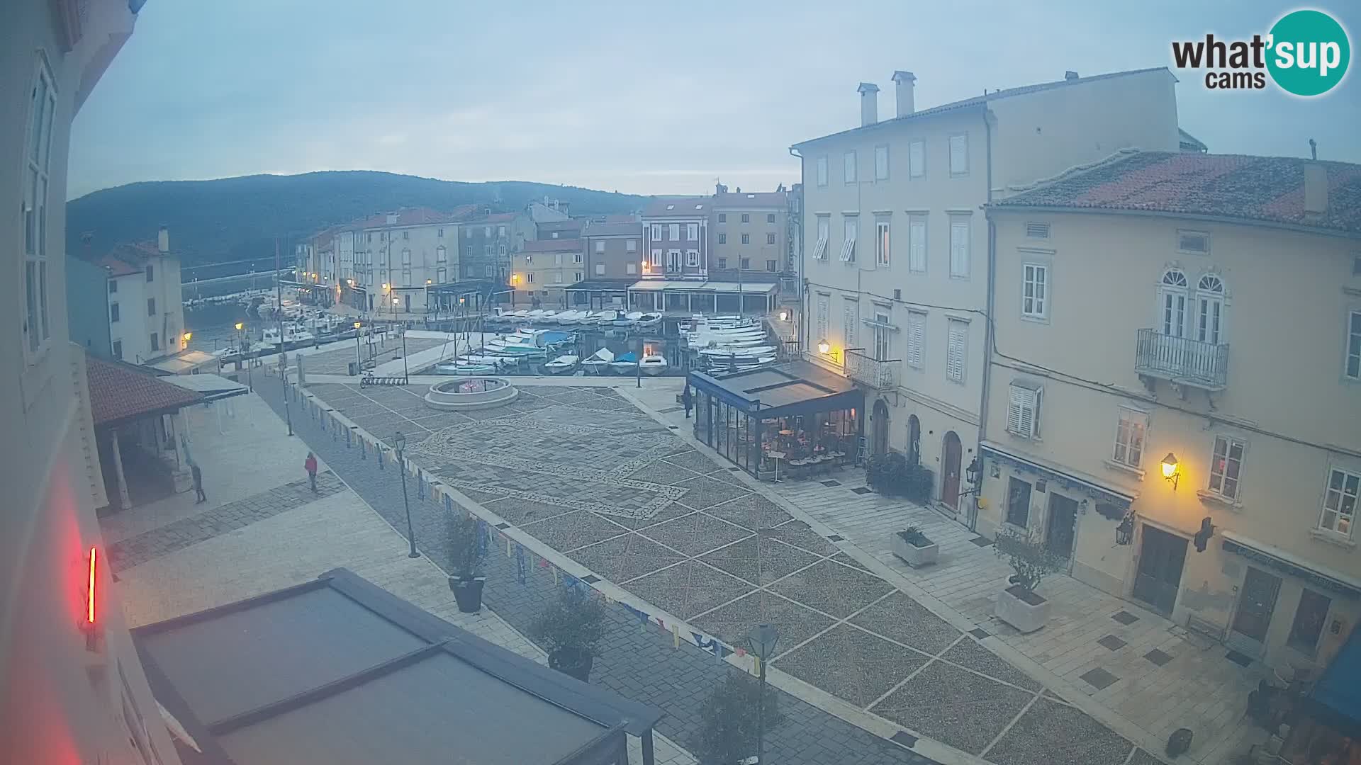 V ŽIVO spletna kamera Cres mesto – glavni trg in “mandrač” – otok Cres – Hrvaška