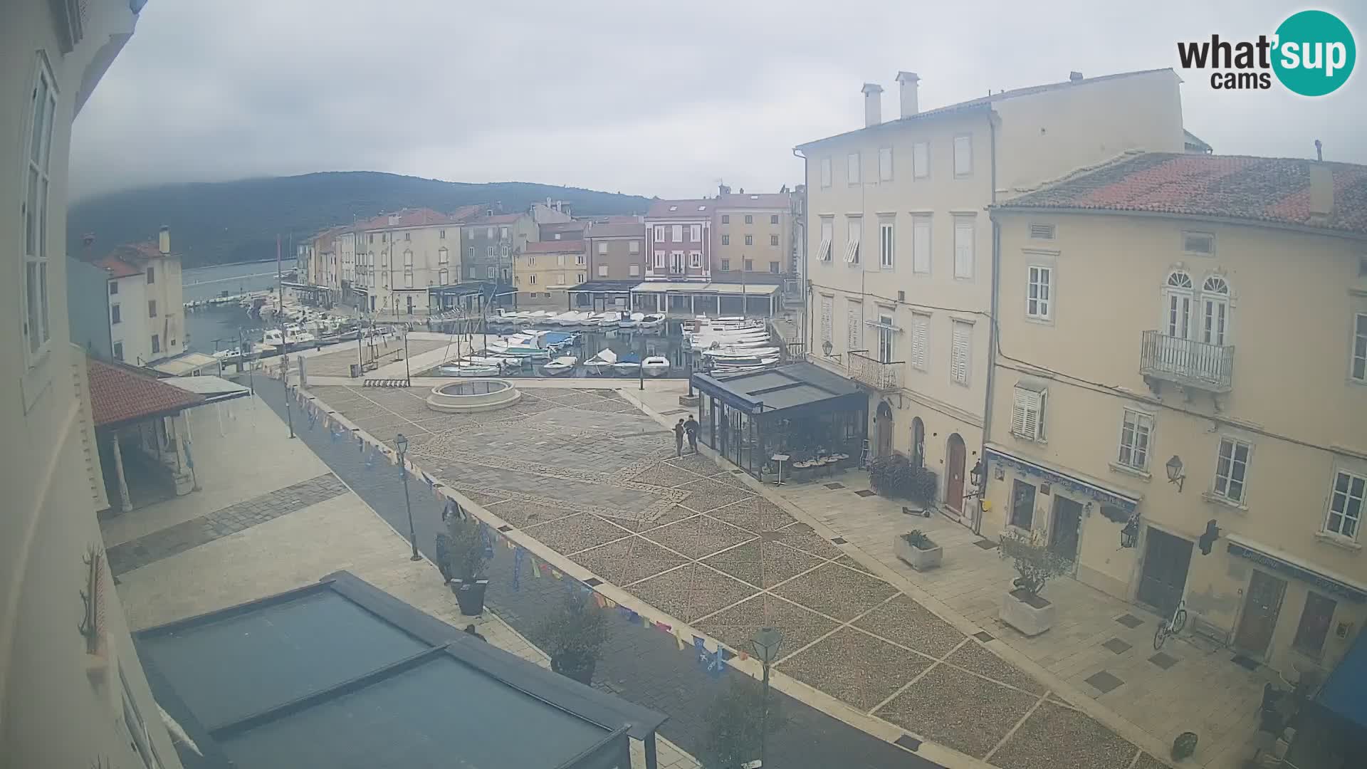 V ŽIVO spletna kamera Cres mesto – glavni trg in “mandrač” – otok Cres – Hrvaška