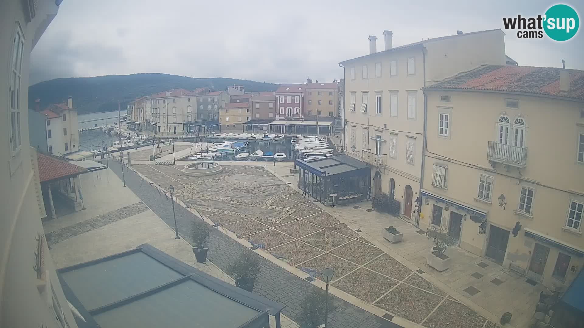 V ŽIVO spletna kamera Cres mesto – glavni trg in “mandrač” – otok Cres – Hrvaška