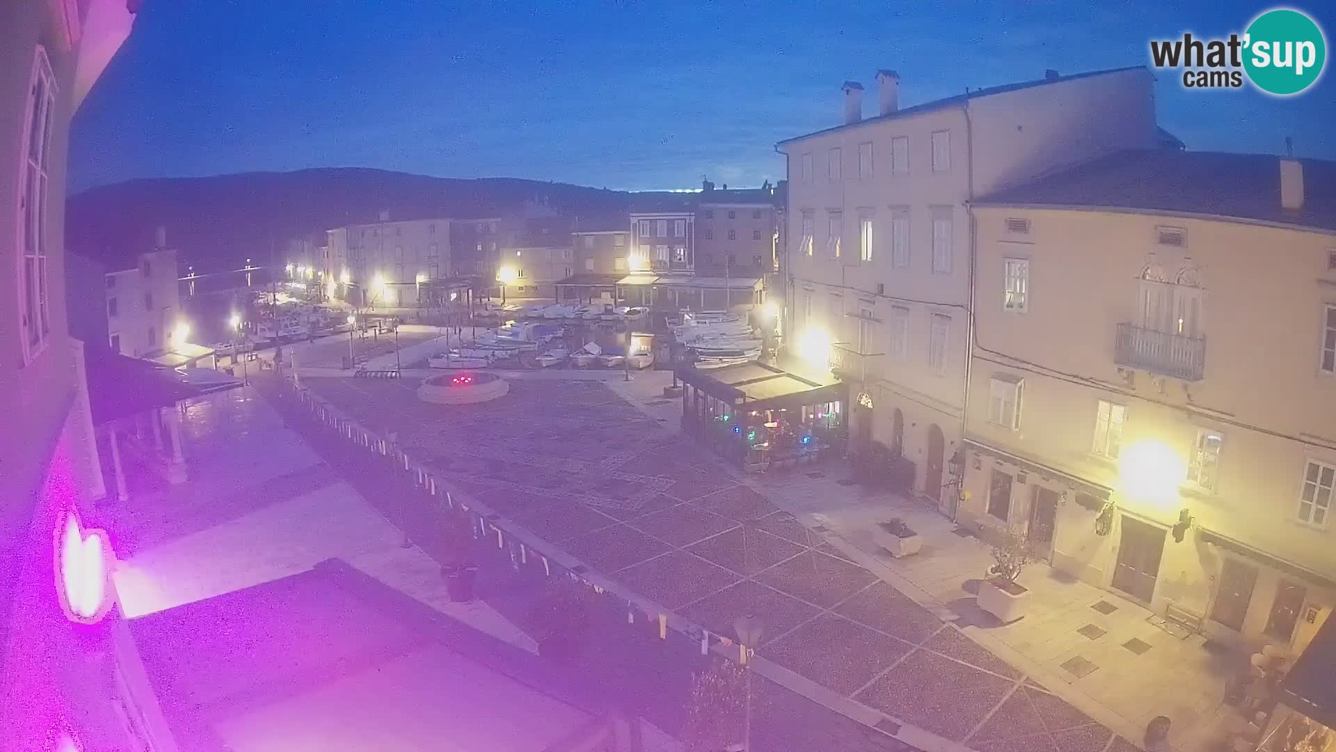 V ŽIVO spletna kamera Cres mesto – glavni trg in “mandrač” – otok Cres – Hrvaška