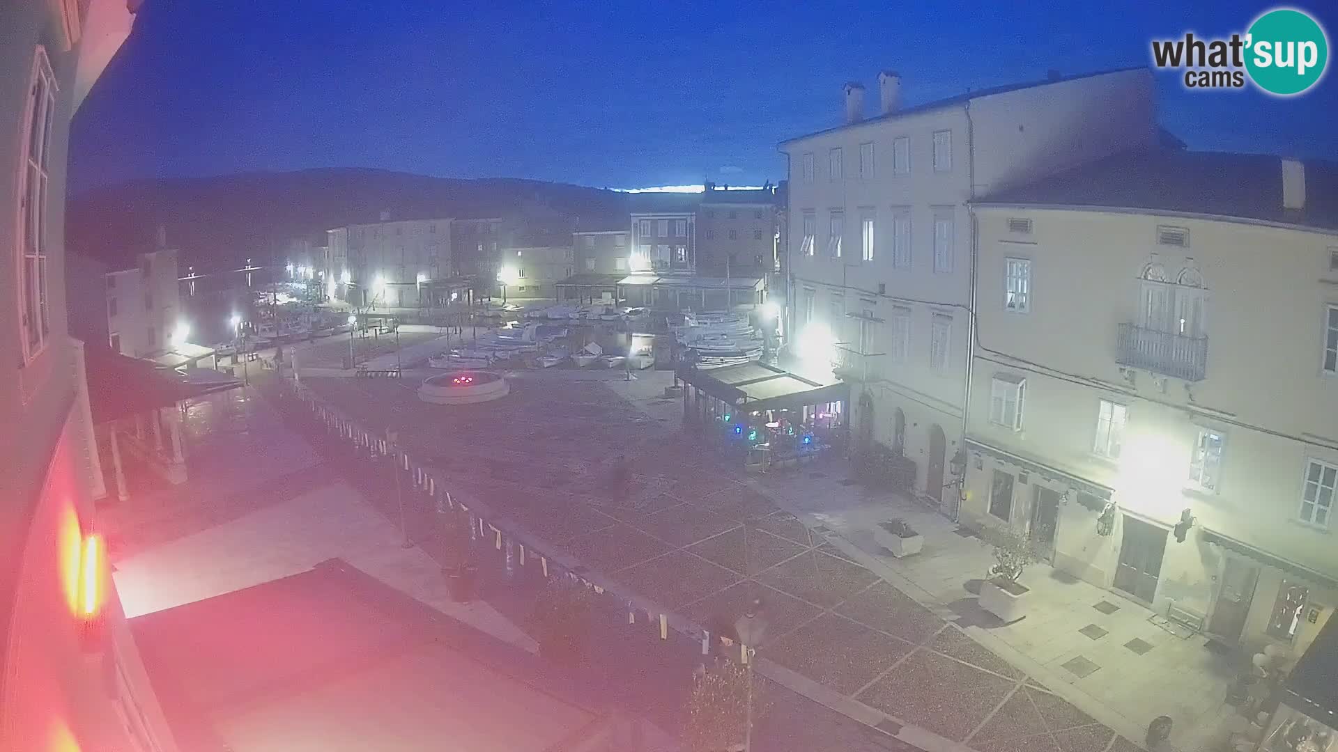 Web kamera Grad Cres – glavni trg i “mandrač” – otok Cres