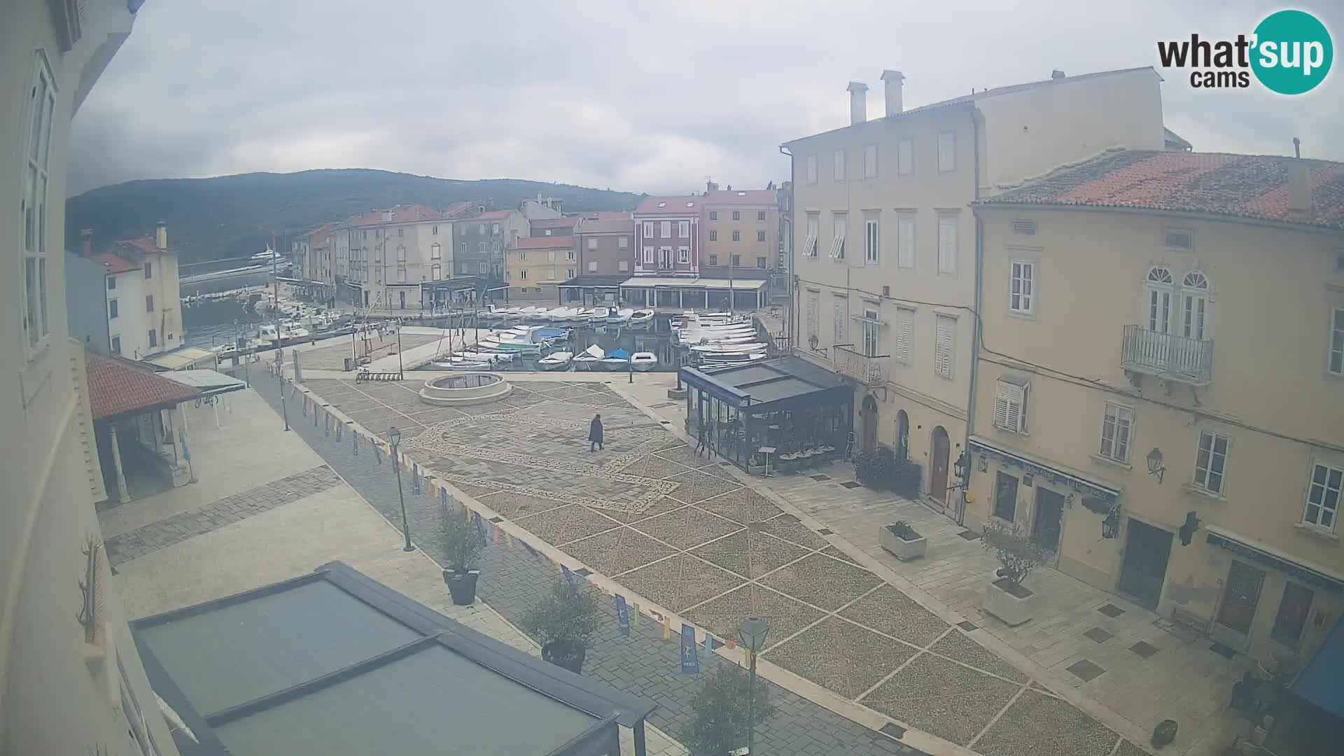 LIVE cam Cres città – piazza principale e “mandrač” – isola di Cherso – Croazia
