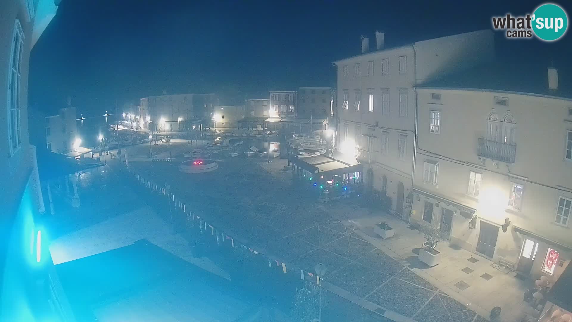 Web kamera Grad Cres – glavni trg i “mandrač” – otok Cres