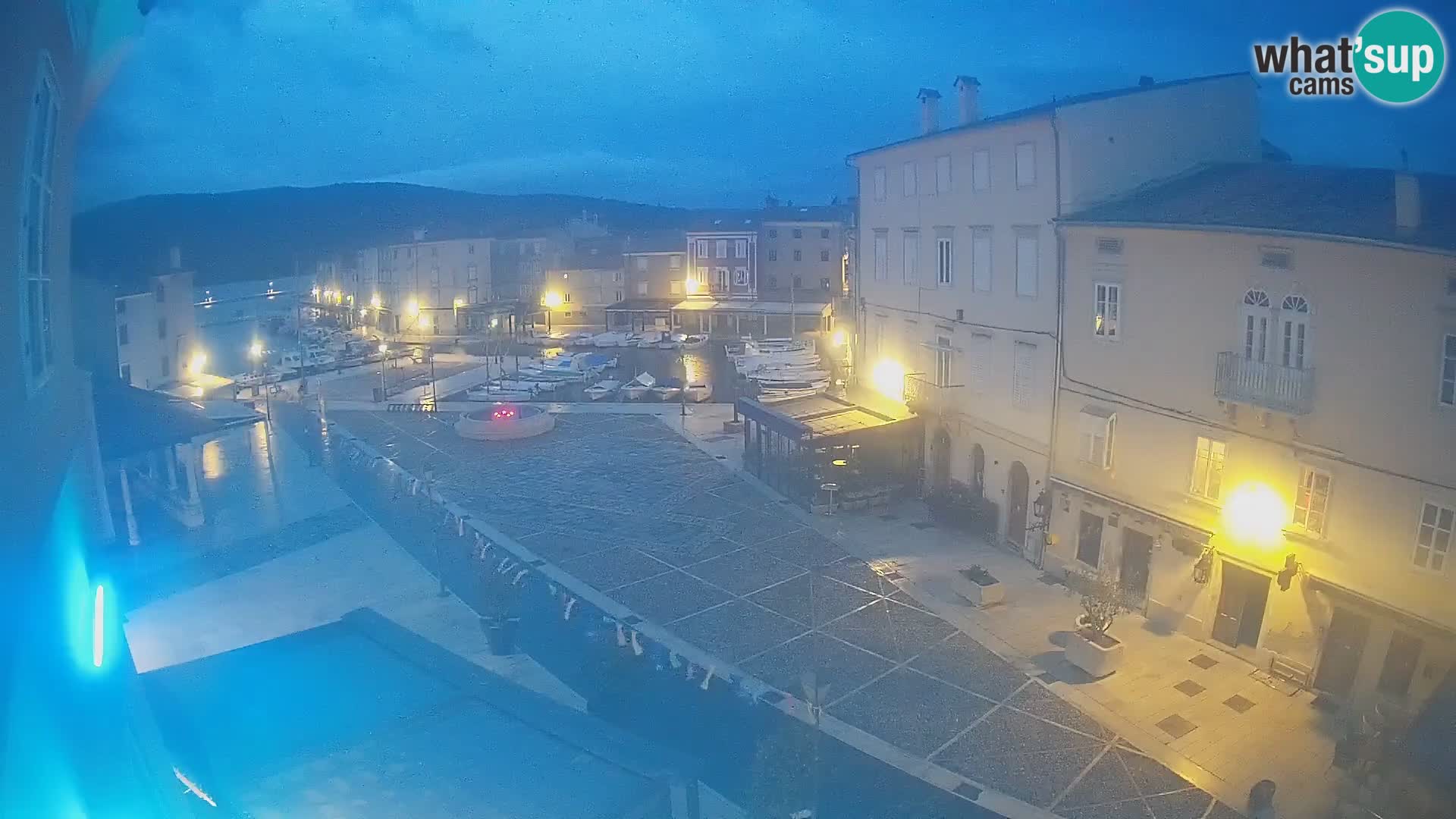 V ŽIVO spletna kamera Cres mesto – glavni trg in “mandrač” – otok Cres – Hrvaška