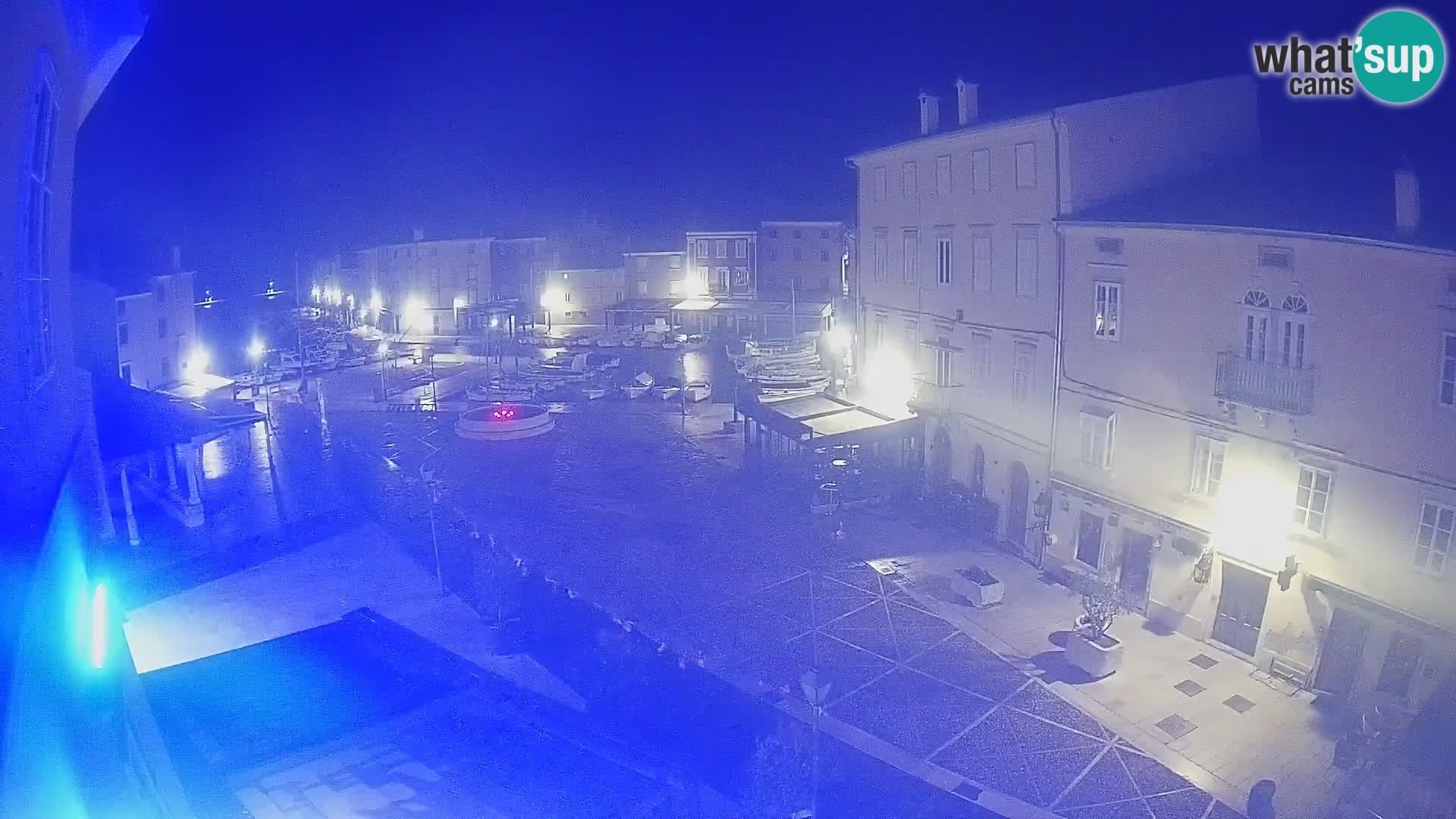 Web kamera Grad Cres – glavni trg i “mandrač” – otok Cres