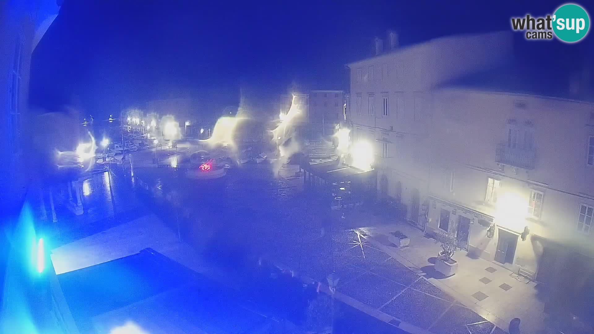 Web kamera Grad Cres – glavni trg i “mandrač” – otok Cres