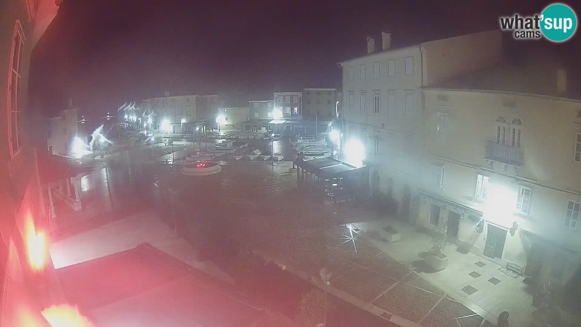 V ŽIVO spletna kamera Cres mesto – glavni trg in “mandrač” – otok Cres – Hrvaška