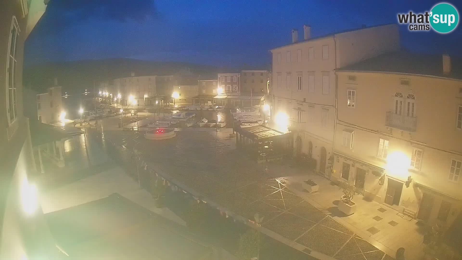 Cámara en vivo ciudad de Cres – plaza principal y “mandrač” – isla de Cres – Croacia