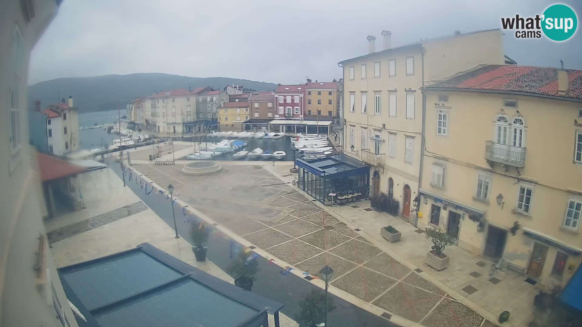 Kamera v ŽIVO Cres mesto – glavni trg in “mandrač” – otok Cres – Hrvaška