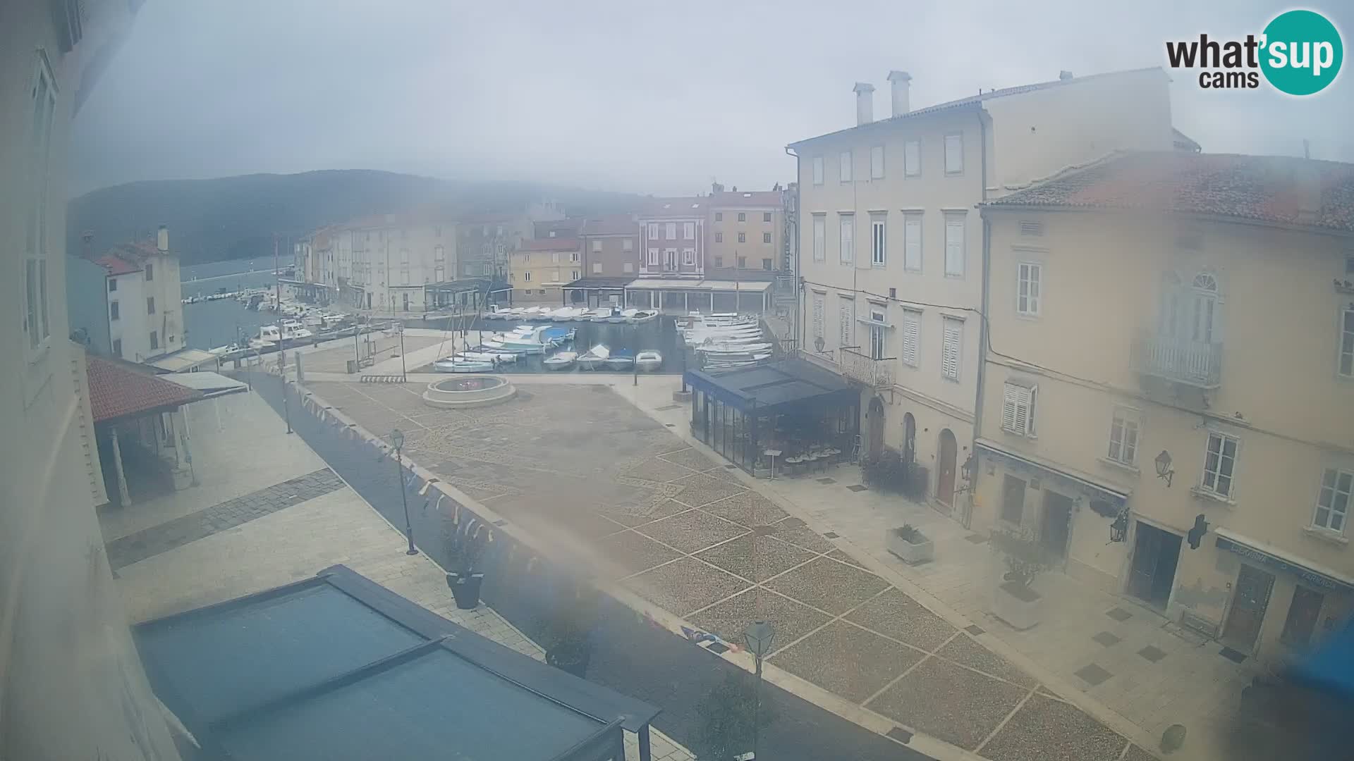 V ŽIVO spletna kamera Cres mesto – glavni trg in “mandrač” – otok Cres – Hrvaška