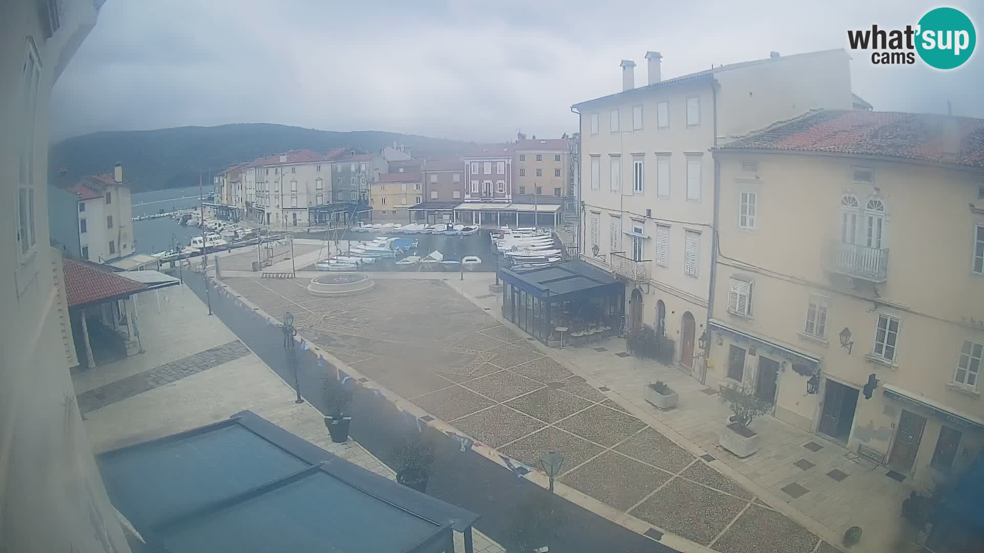 LIVE cam Cres city – place principale et “mandrač” – île de Cres – Croatie