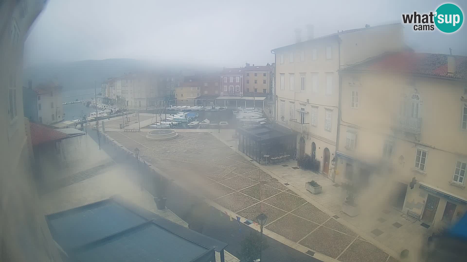 Web kamera Grad Cres – glavni trg i “mandrač” – otok Cres