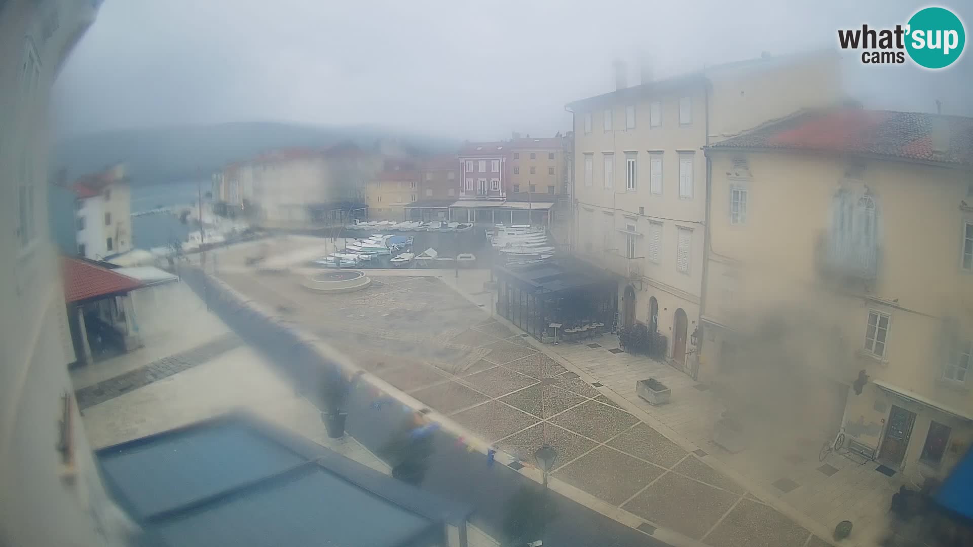V ŽIVO spletna kamera Cres mesto – glavni trg in “mandrač” – otok Cres – Hrvaška