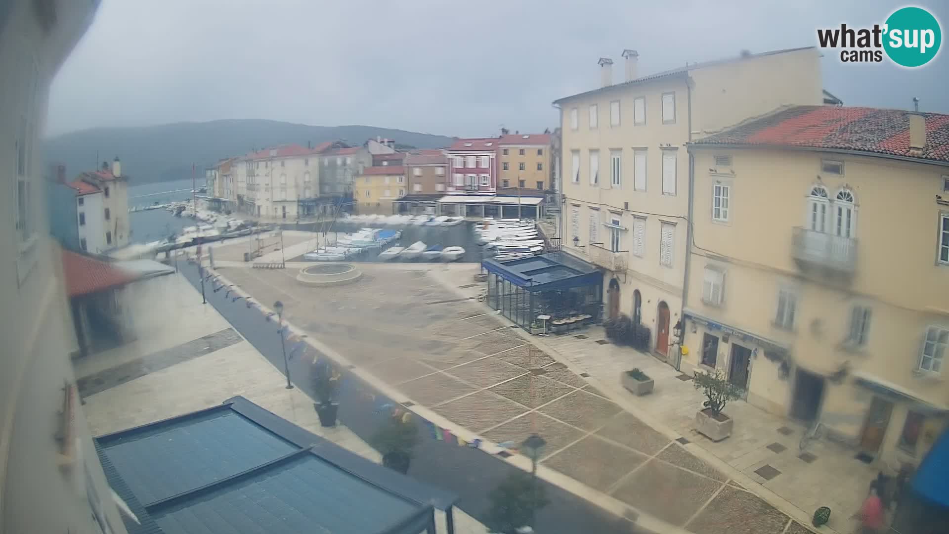 LIVE cam Cres city – place principale et “mandrač” – île de Cres – Croatie