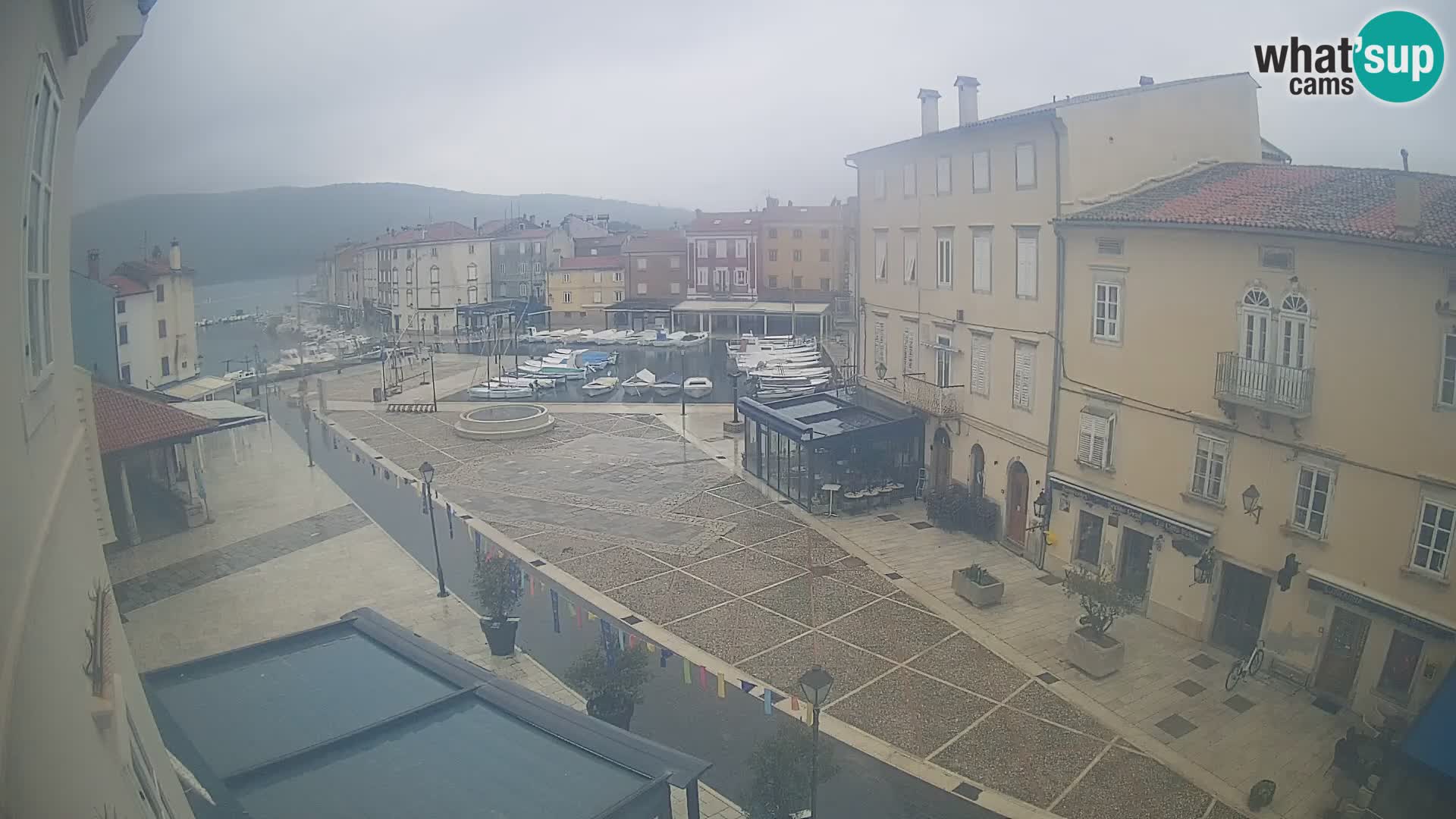 Cámara en vivo ciudad de Cres – plaza principal y “mandrač” – isla de Cres – Croacia