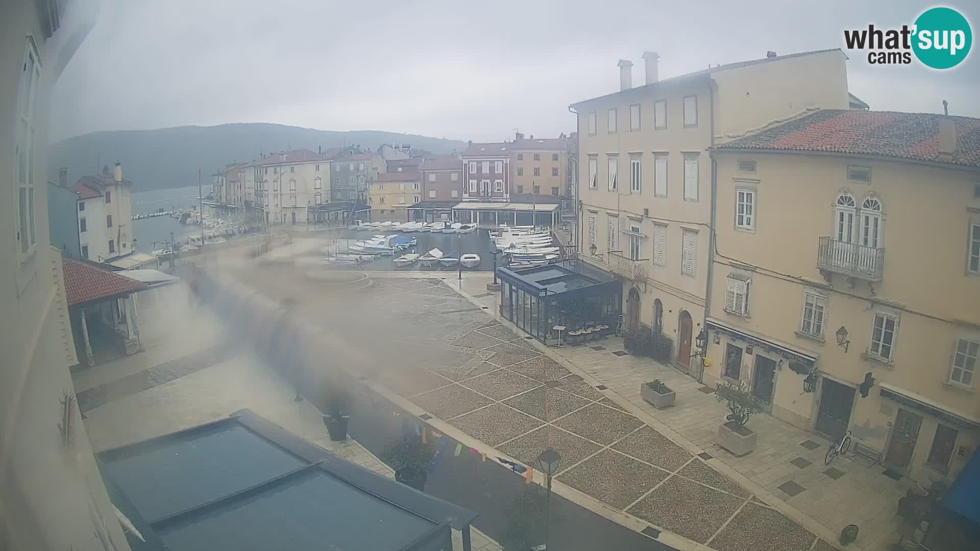 Kamera v ŽIVO Cres mesto – glavni trg in “mandrač” – otok Cres – Hrvaška