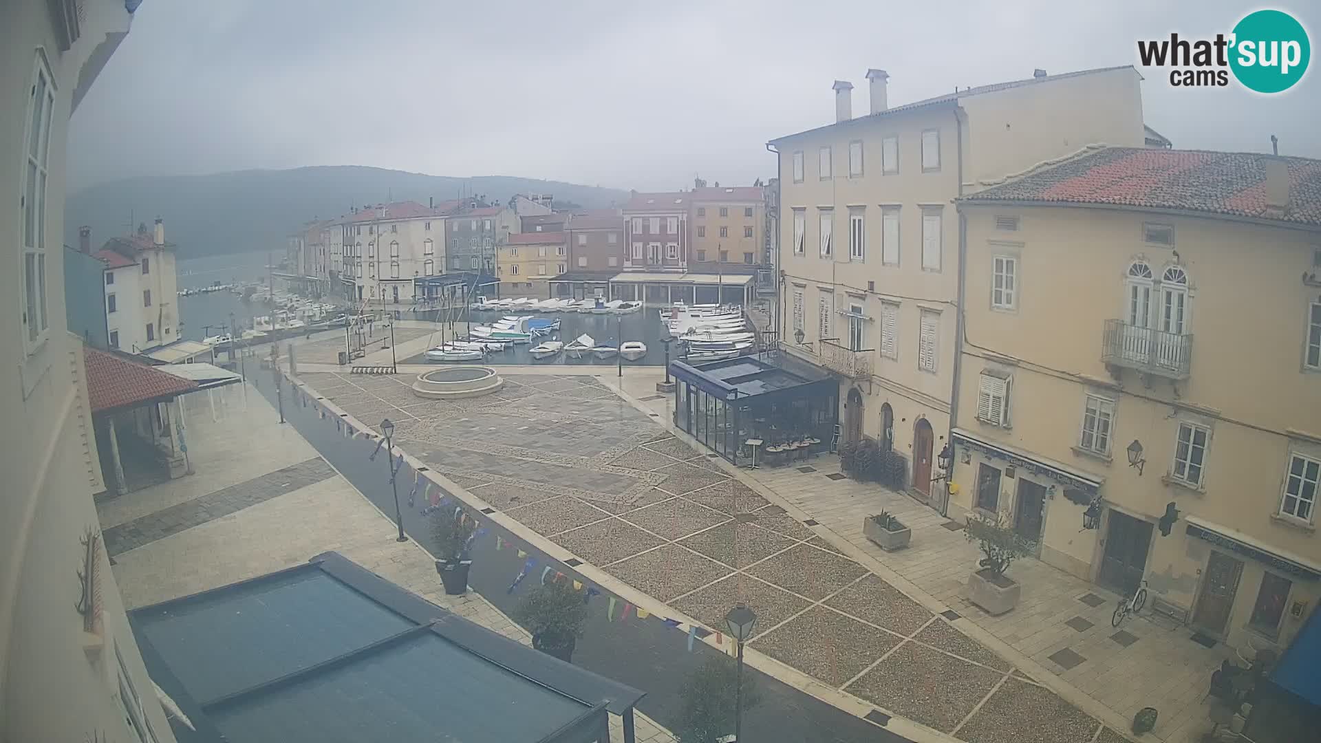 V ŽIVO spletna kamera Cres mesto – glavni trg in “mandrač” – otok Cres – Hrvaška