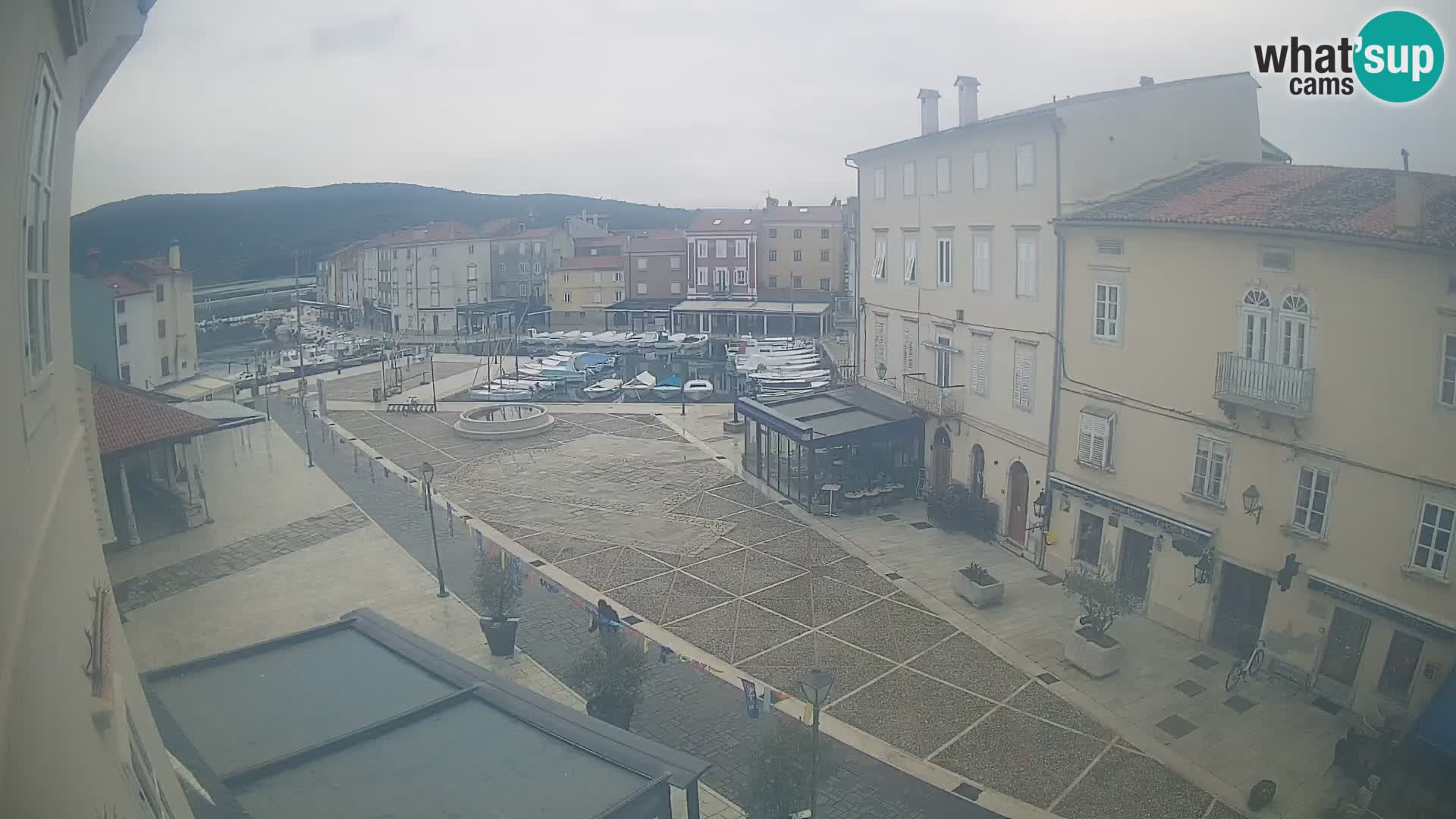 Cámara en vivo ciudad de Cres – plaza principal y “mandrač” – isla de Cres – Croacia