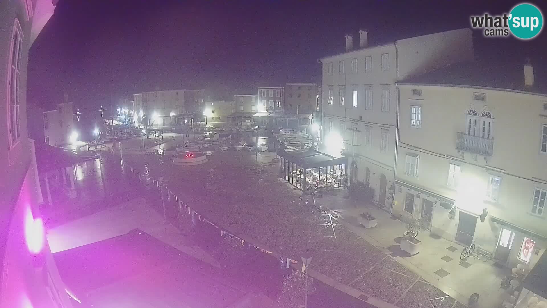 V ŽIVO spletna kamera Cres mesto – glavni trg in “mandrač” – otok Cres – Hrvaška