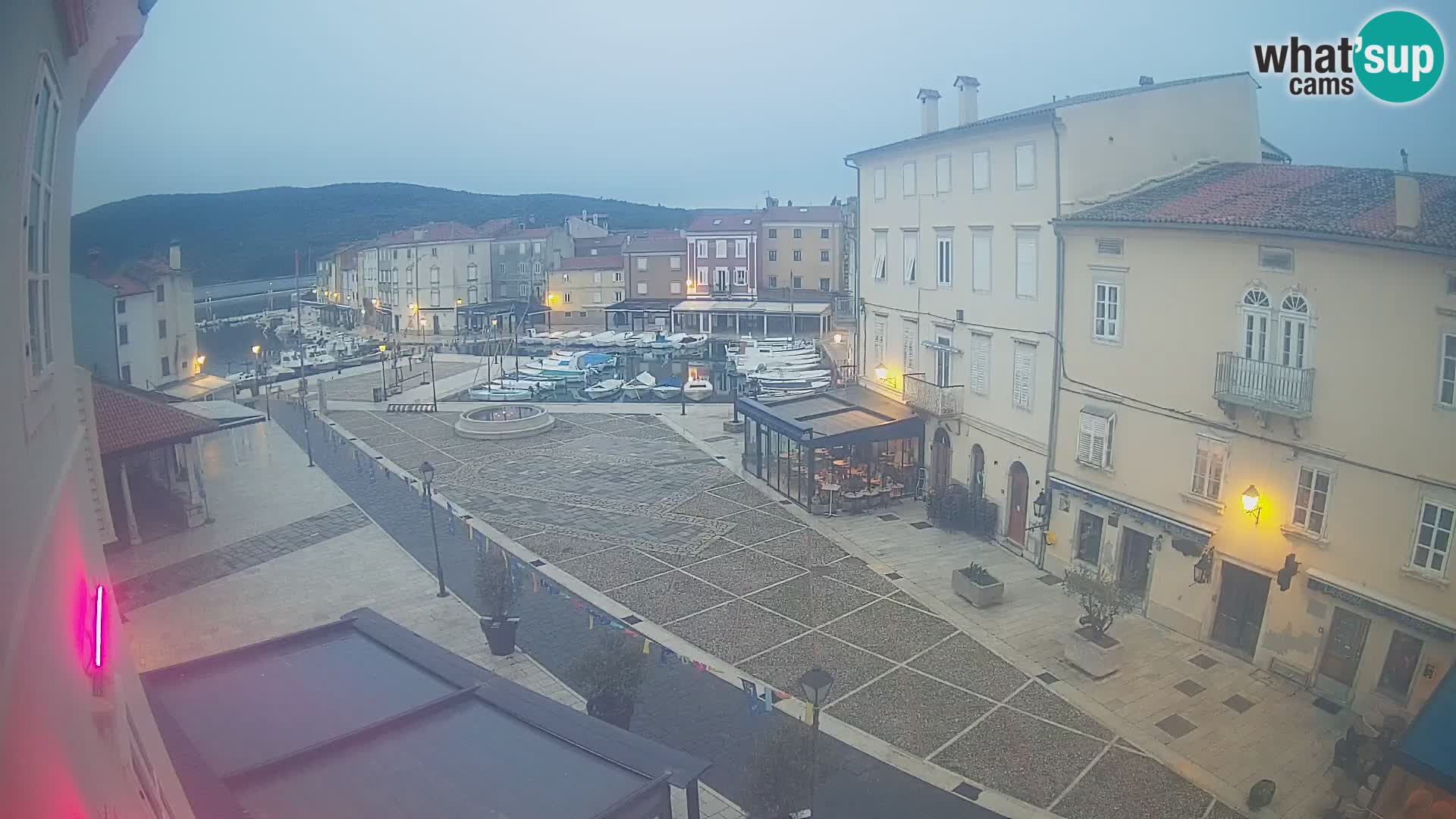 Web kamera Grad Cres – glavni trg i “mandrač” – otok Cres