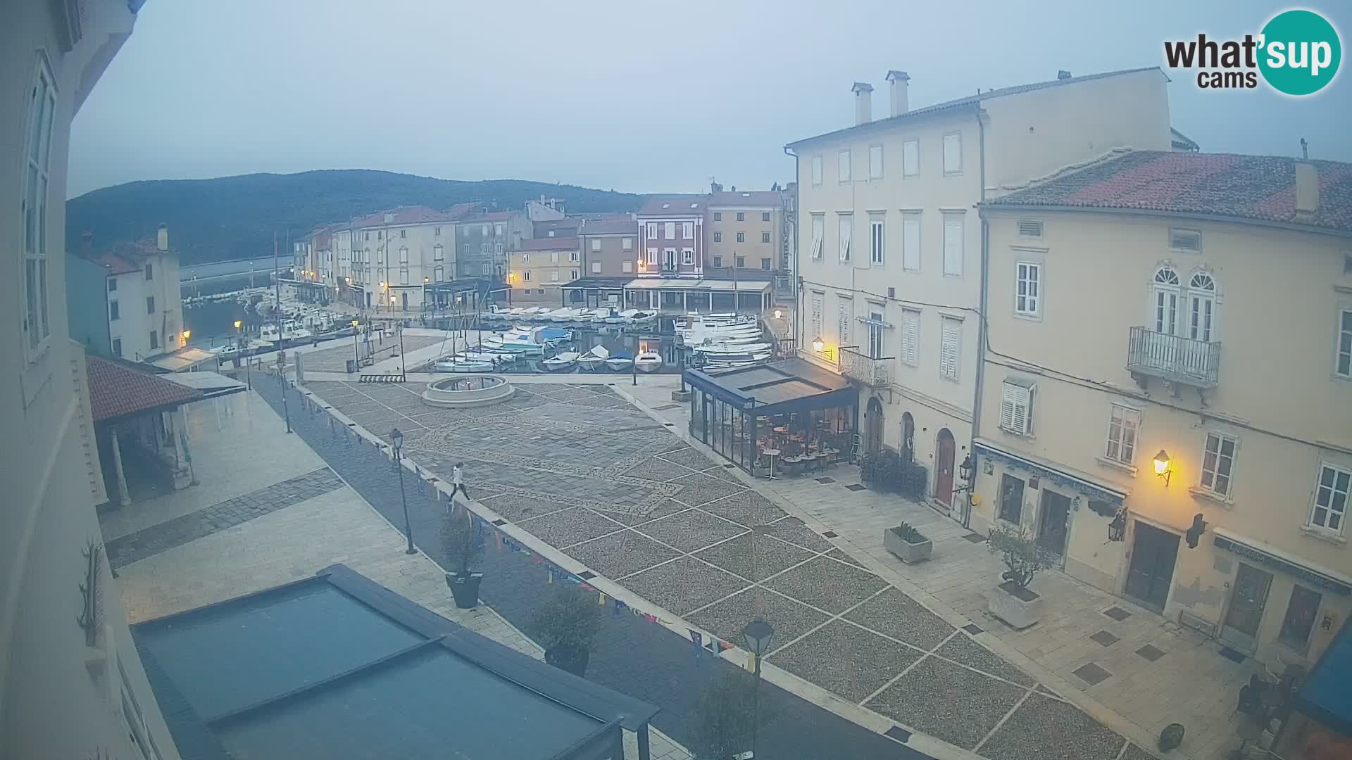 LIVE cam Cres city – place principale et “mandrač” – île de Cres – Croatie