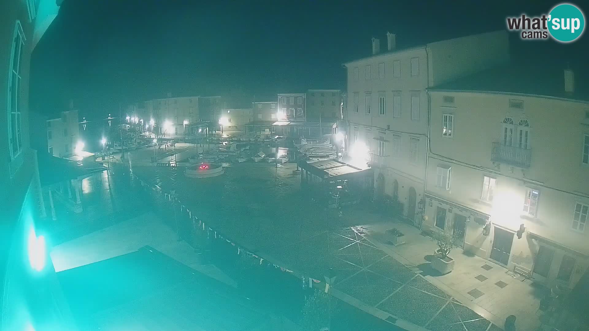 Web kamera Grad Cres – glavni trg i “mandrač” – otok Cres