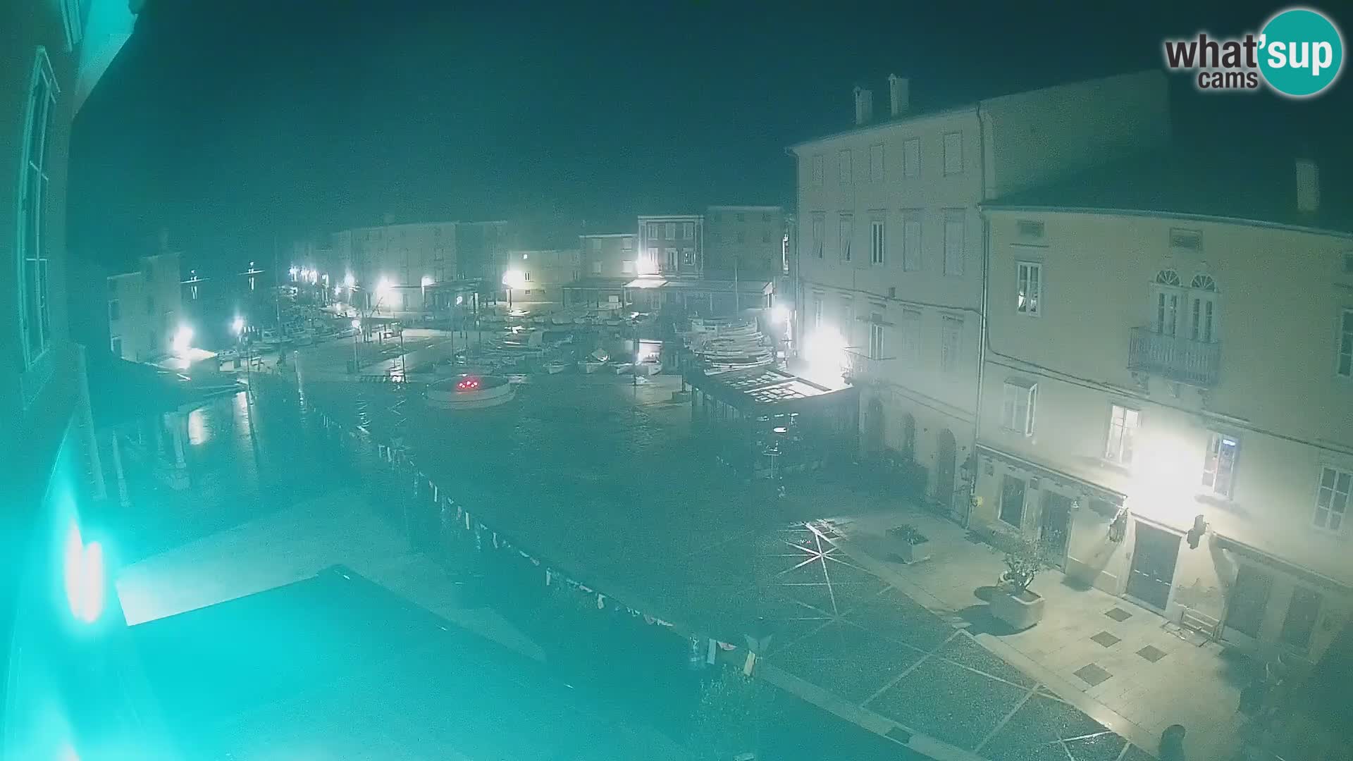 Web kamera Grad Cres – glavni trg i “mandrač” – otok Cres