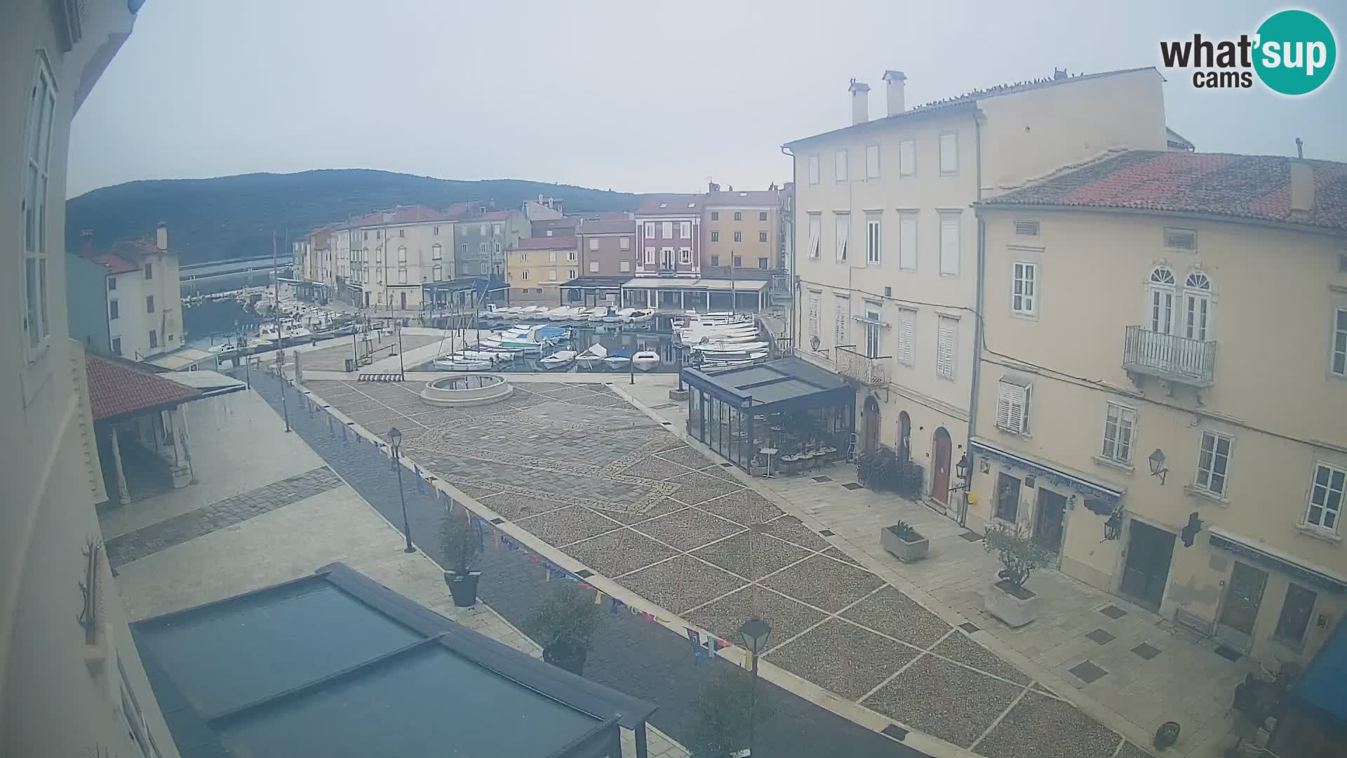 Kamera v ŽIVO Cres mesto – glavni trg in “mandrač” – otok Cres – Hrvaška