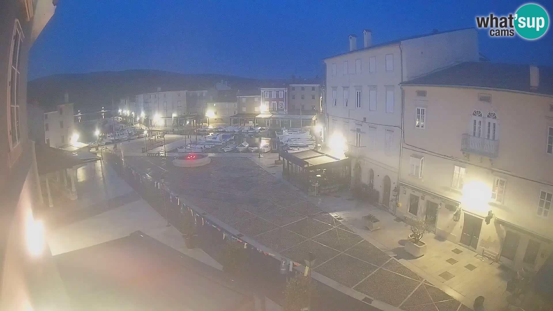 V ŽIVO spletna kamera Cres mesto – glavni trg in “mandrač” – otok Cres – Hrvaška