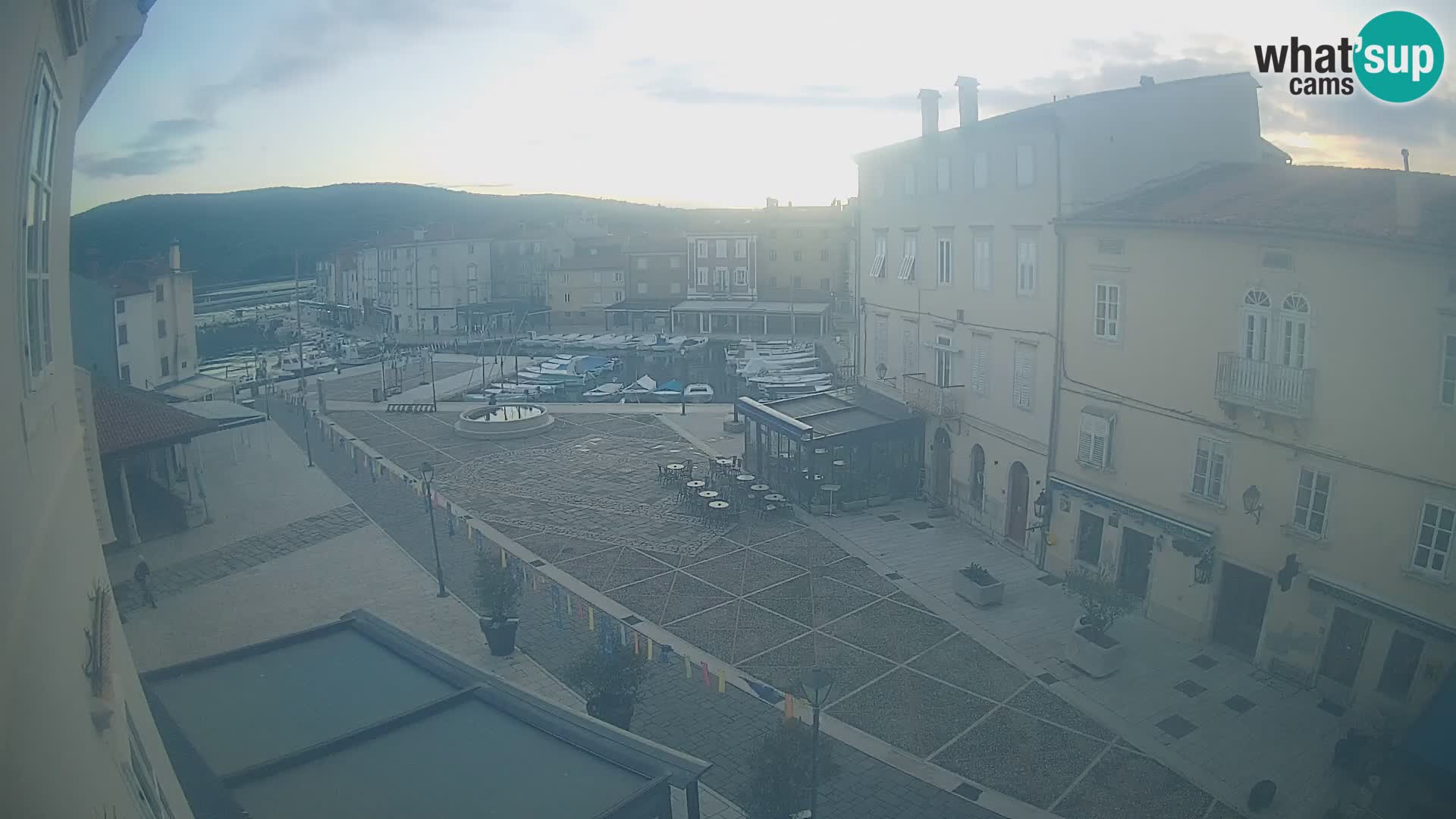 LIVE cam Cres città – piazza principale e “mandrač” – isola di Cherso – Croazia