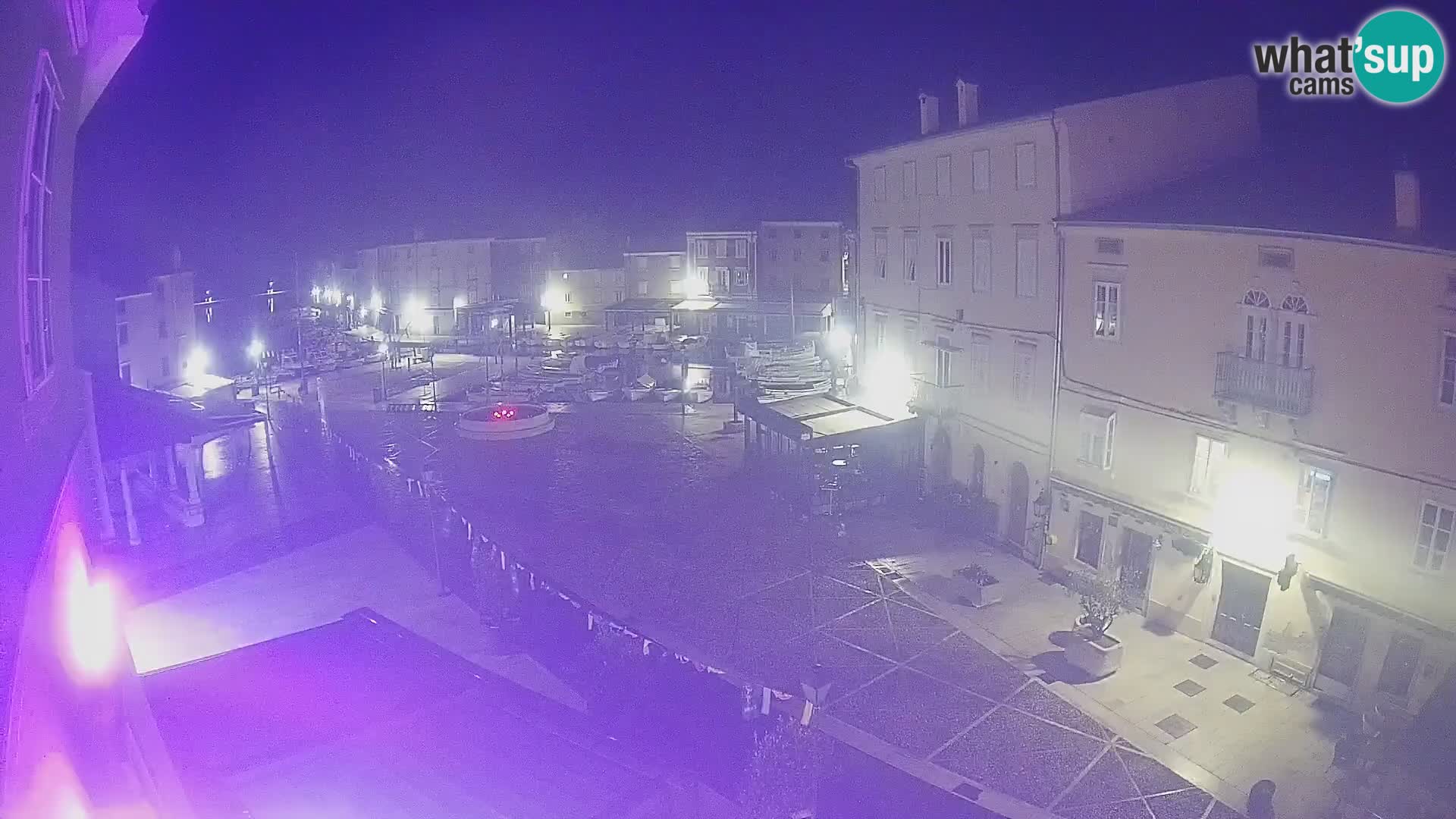 Web kamera Grad Cres – glavni trg i “mandrač” – otok Cres