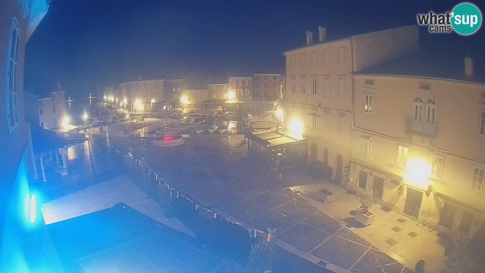 Kamera v ŽIVO Cres mesto – glavni trg in “mandrač” – otok Cres – Hrvaška