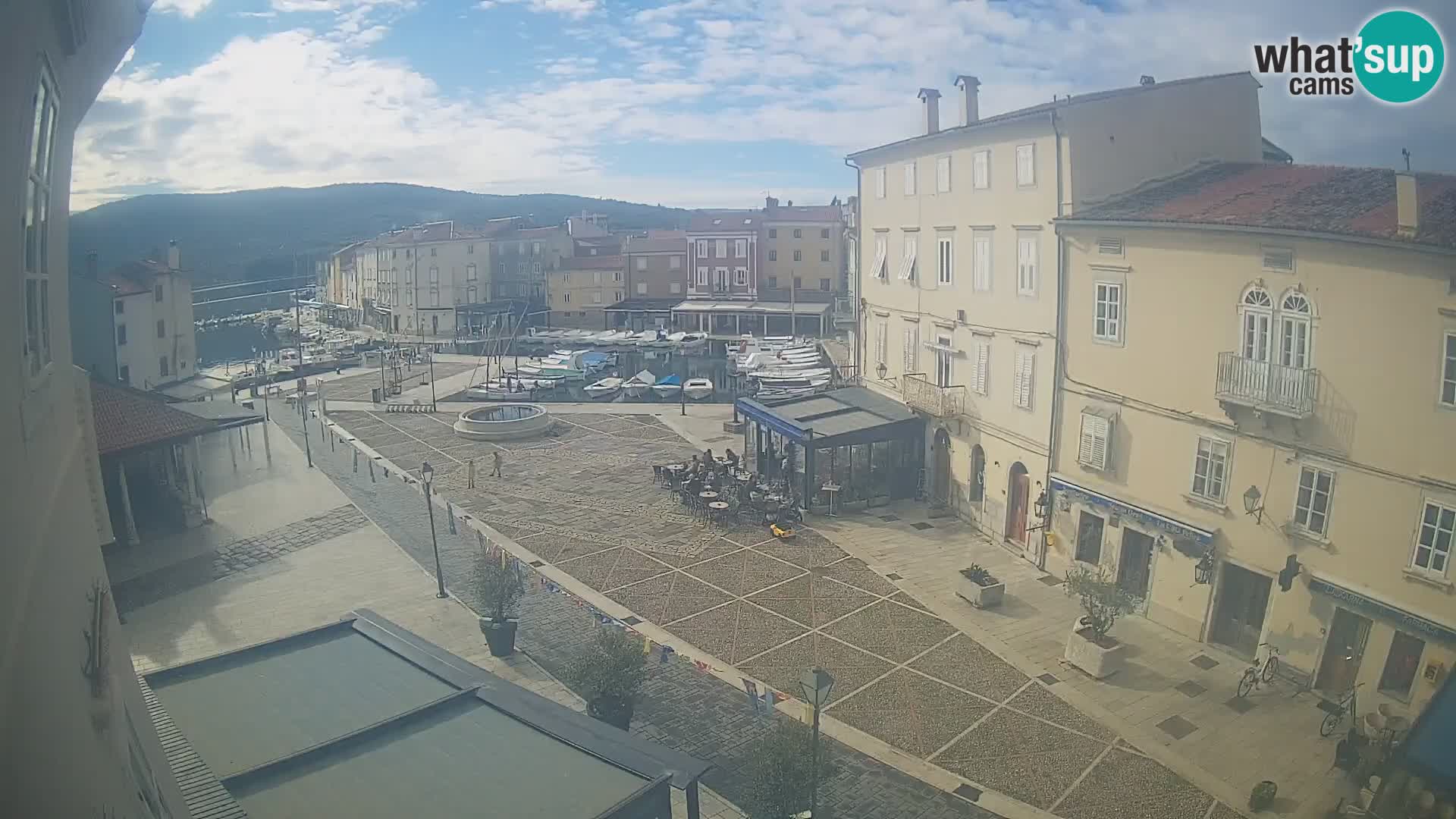 Cámara en vivo ciudad de Cres – plaza principal y “mandrač” – isla de Cres – Croacia