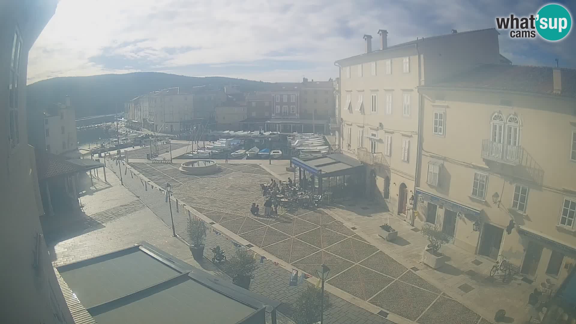 V ŽIVO spletna kamera Cres mesto – glavni trg in “mandrač” – otok Cres – Hrvaška