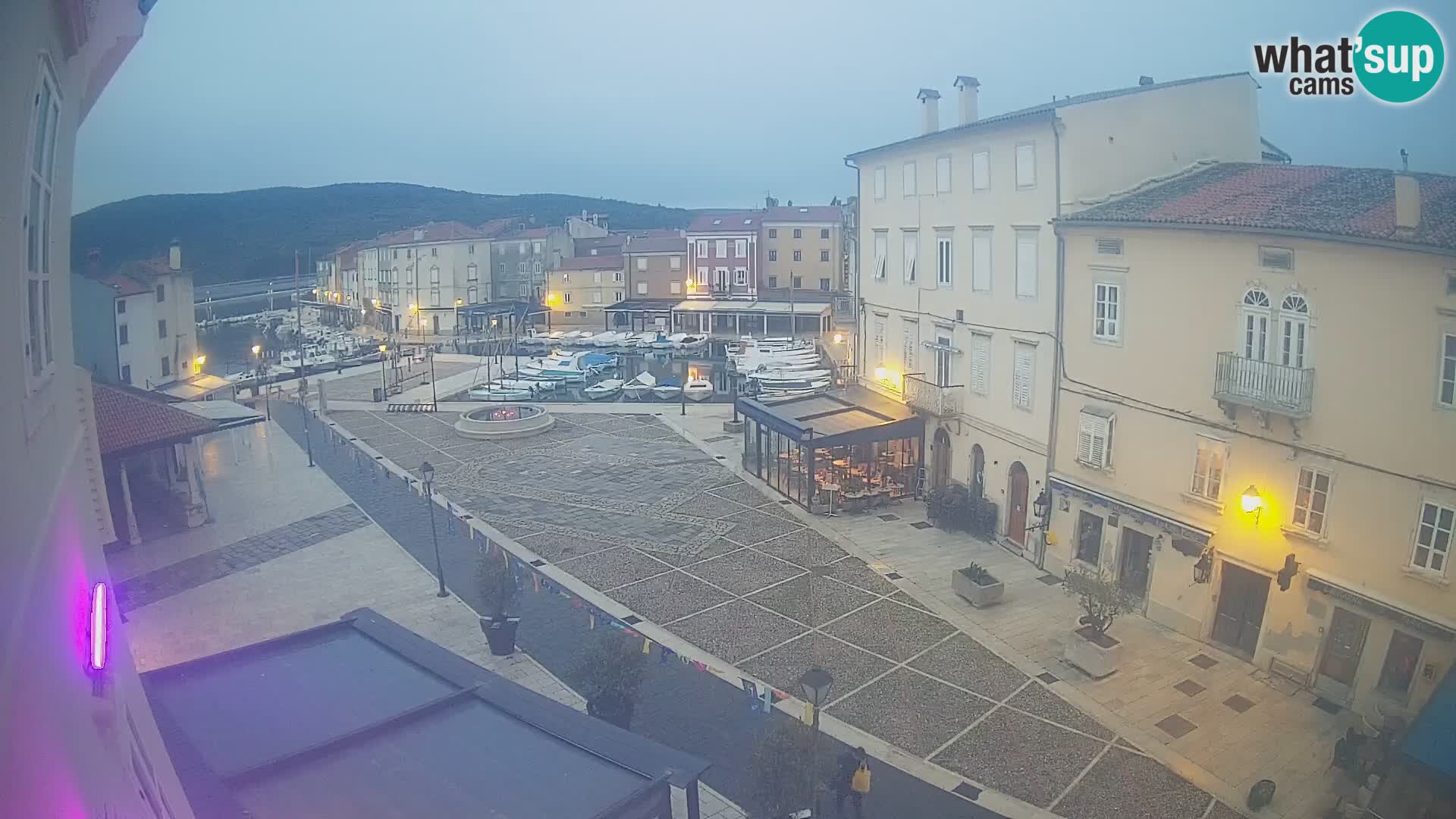 V ŽIVO spletna kamera Cres mesto – glavni trg in “mandrač” – otok Cres – Hrvaška