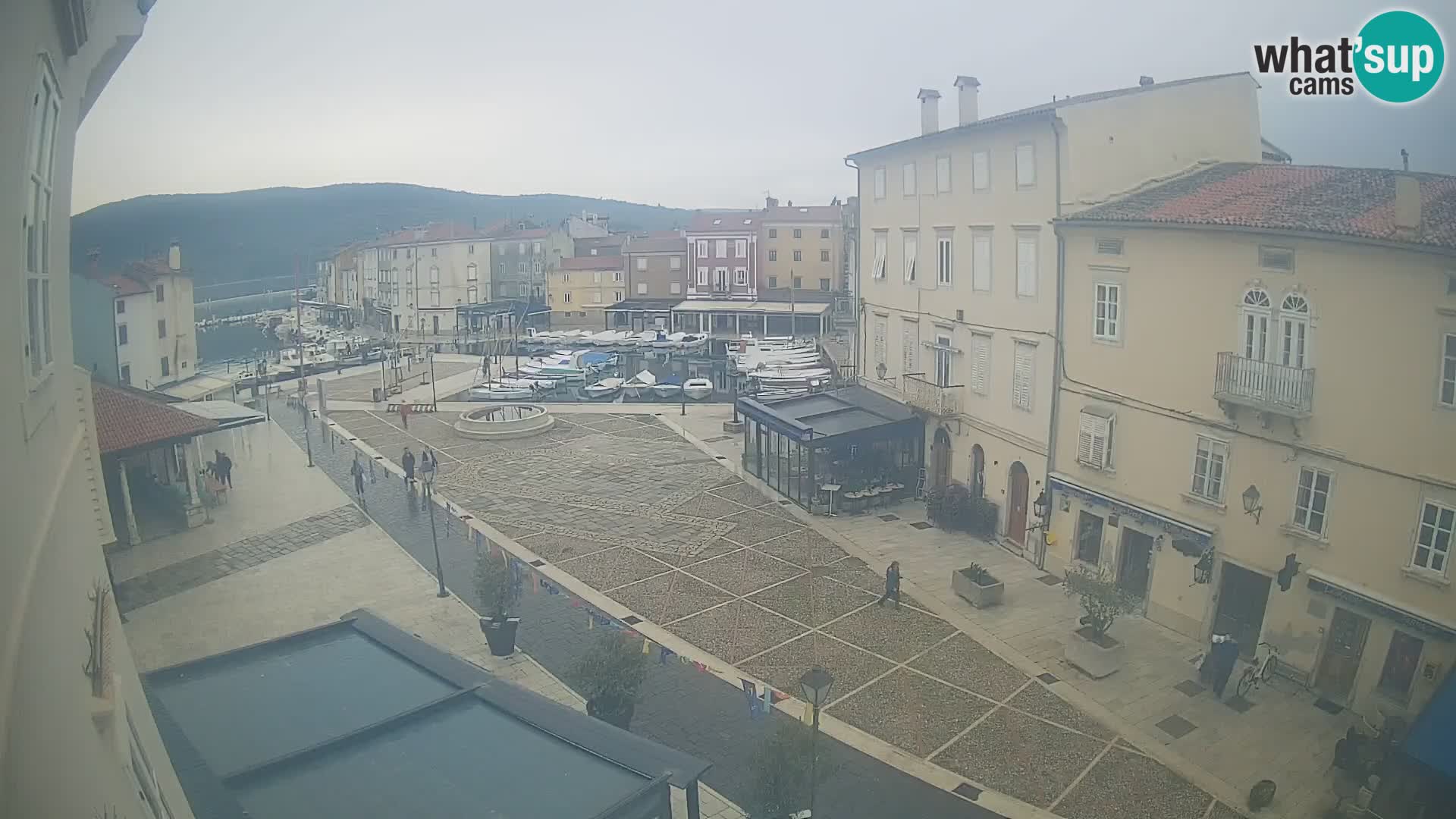 Cámara en vivo ciudad de Cres – plaza principal y “mandrač” – isla de Cres – Croacia