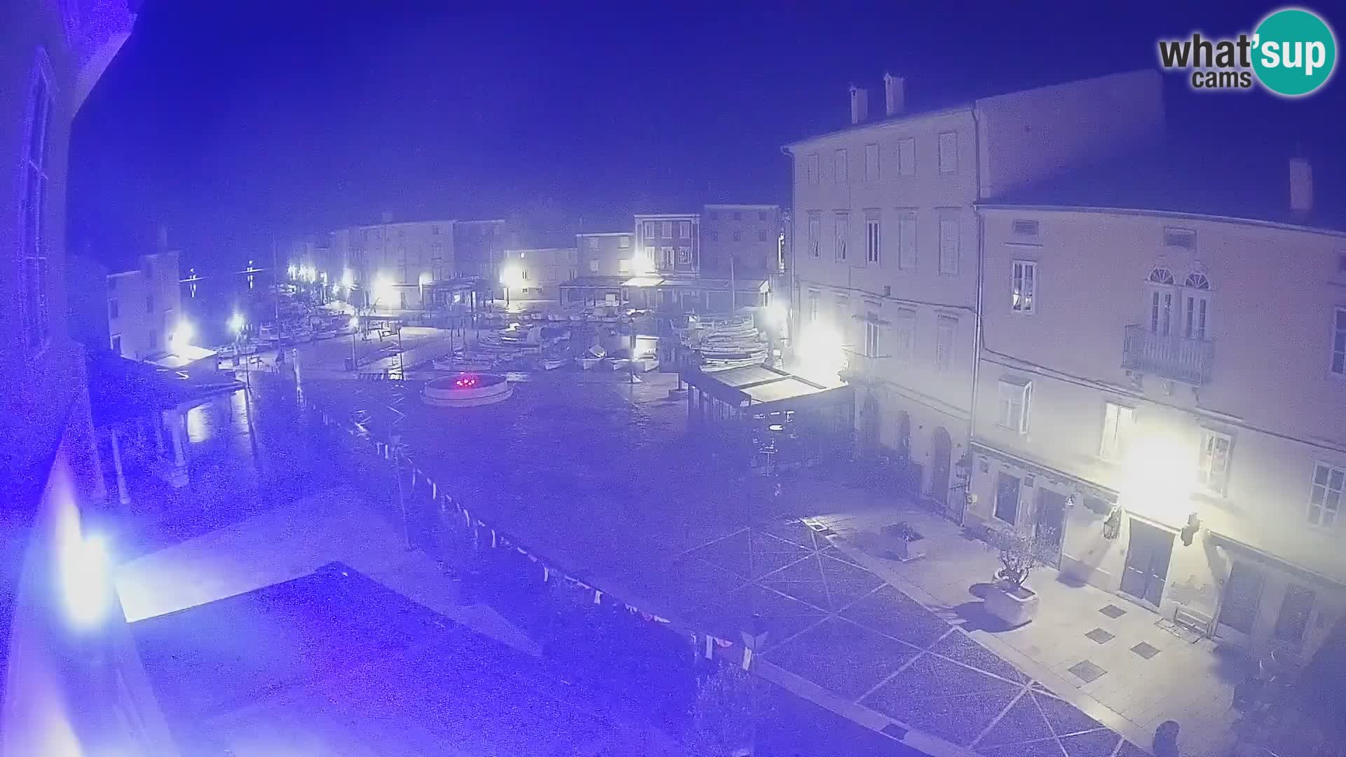 Web kamera Grad Cres – glavni trg i “mandrač” – otok Cres