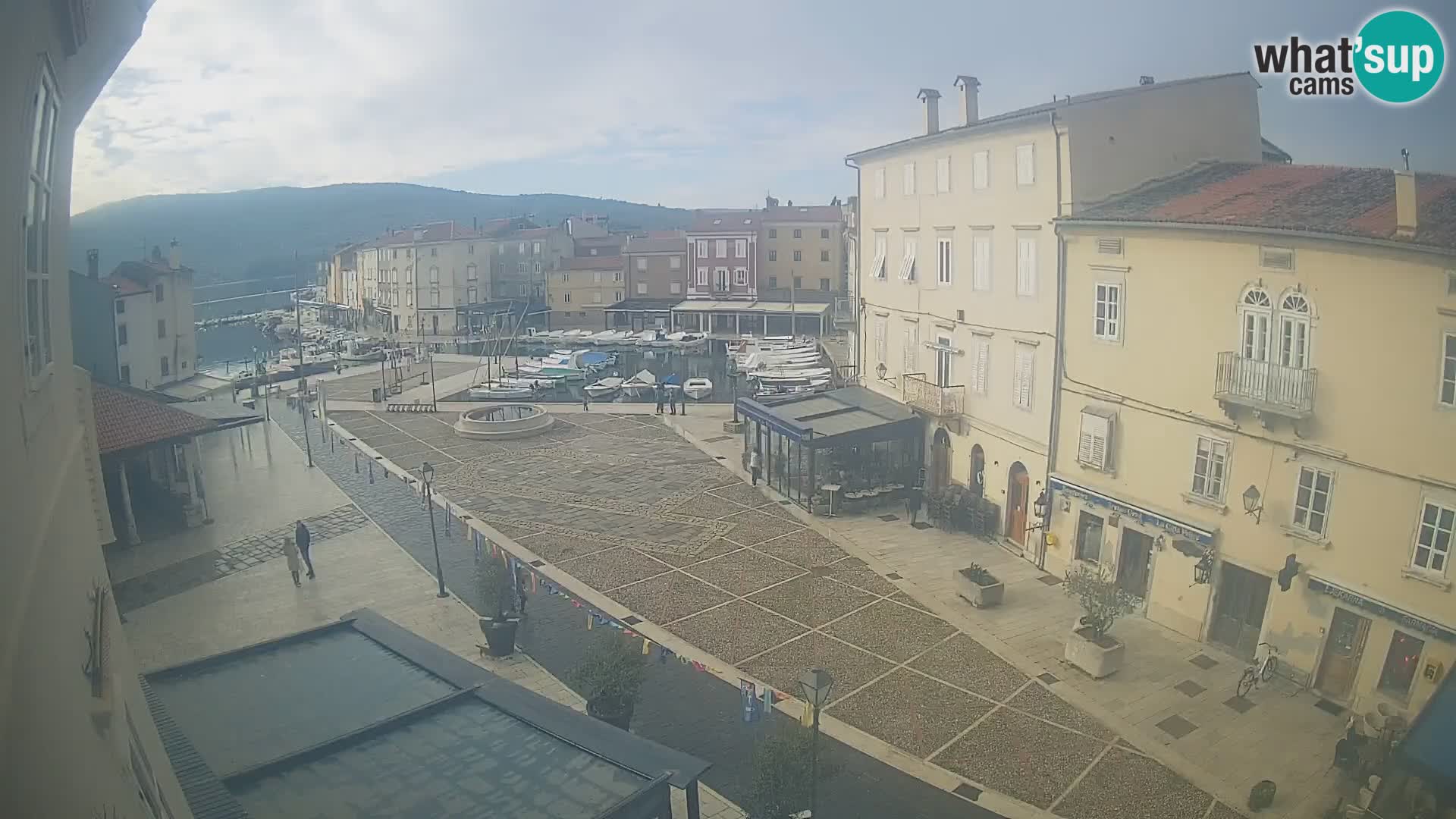 LIVE cam Cres città – piazza principale e “mandrač” – isola di Cherso – Croazia
