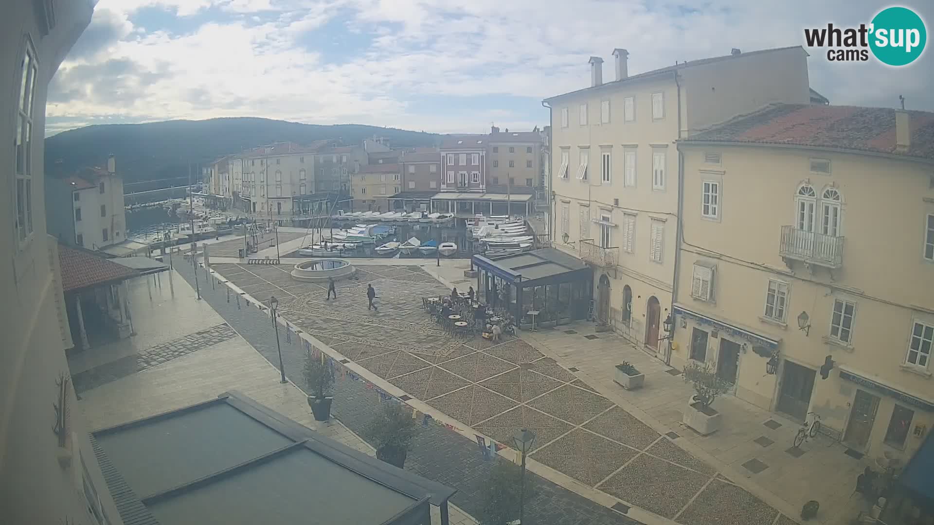 LIVE cam Cres city – place principale et “mandrač” – île de Cres – Croatie