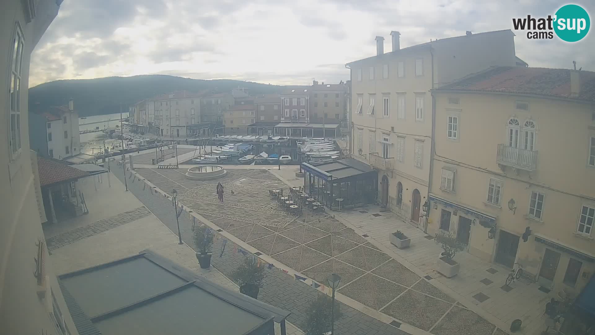 Cámara en vivo ciudad de Cres – plaza principal y “mandrač” – isla de Cres – Croacia