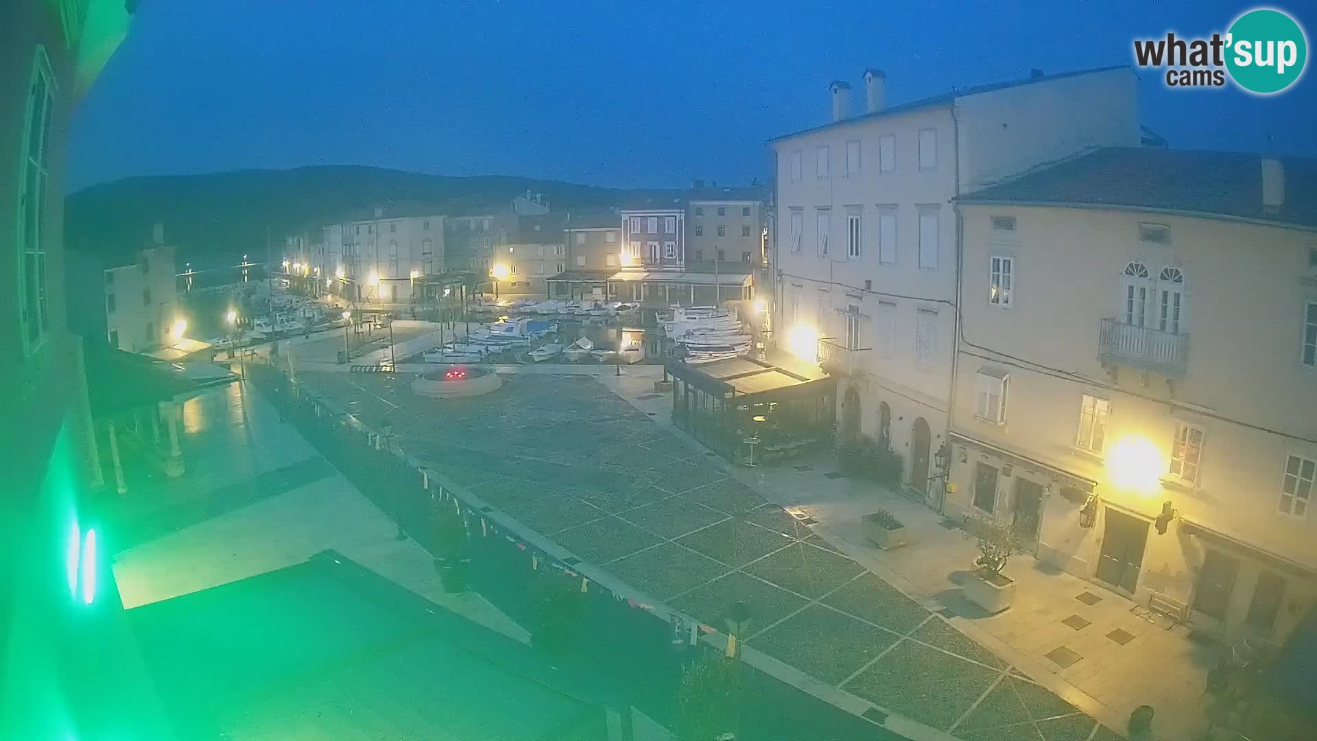 Kamera v ŽIVO Cres mesto – glavni trg in “mandrač” – otok Cres – Hrvaška