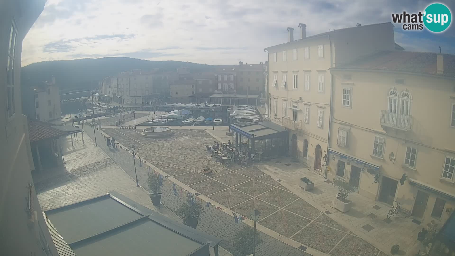 V ŽIVO spletna kamera Cres mesto – glavni trg in “mandrač” – otok Cres – Hrvaška