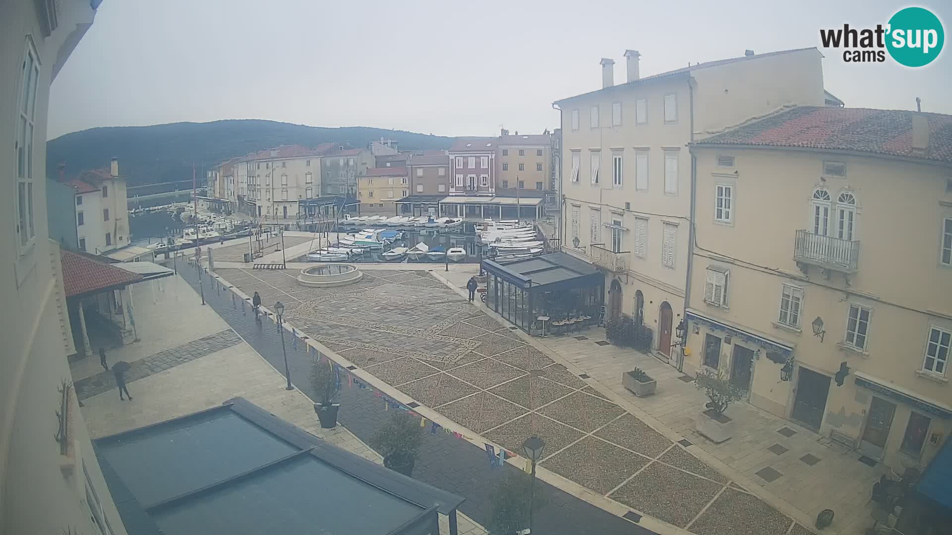 Kamera v ŽIVO Cres mesto – glavni trg in “mandrač” – otok Cres – Hrvaška
